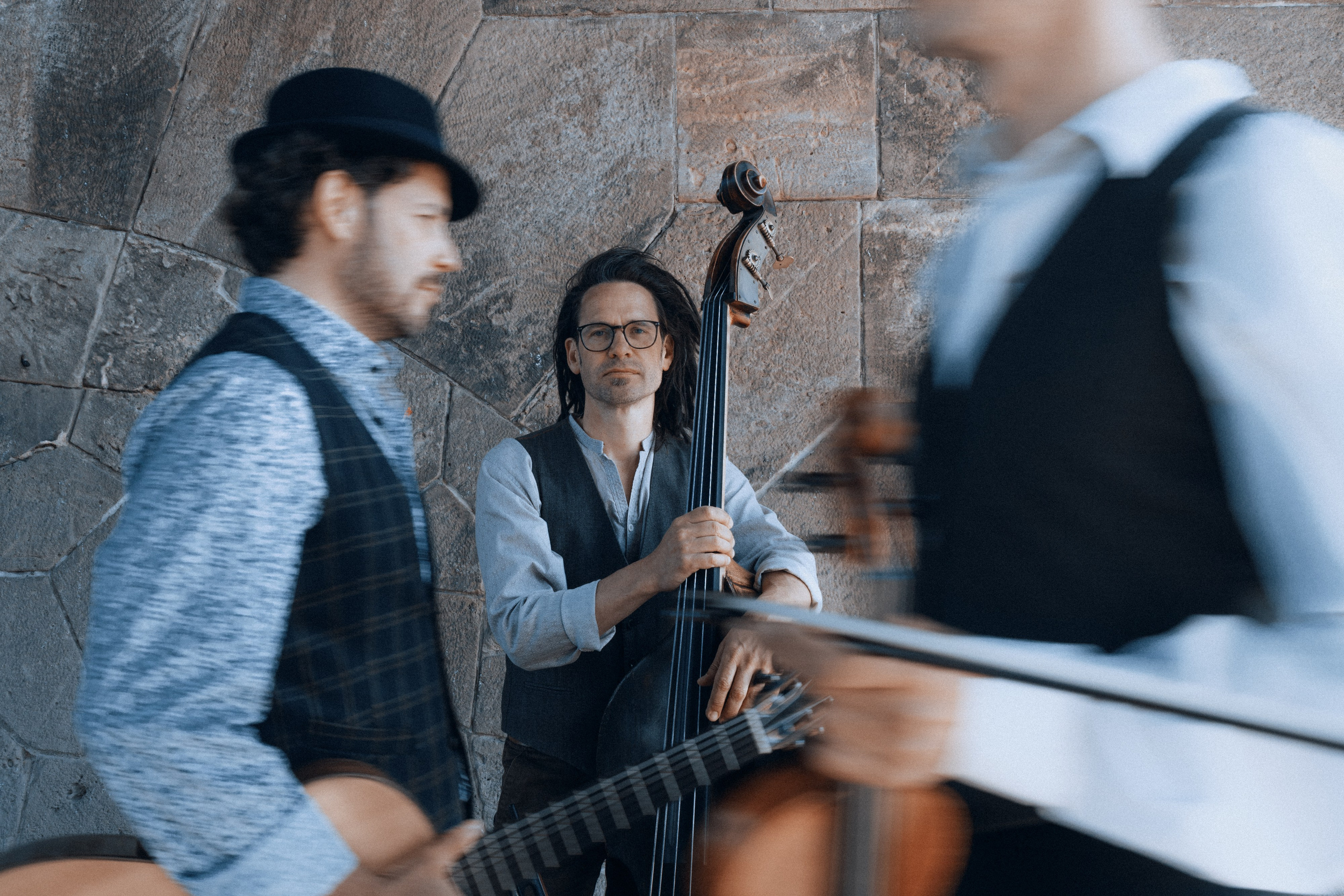 Мужской портрет во время репетиции группы — творческая портретная фотография музыкантов