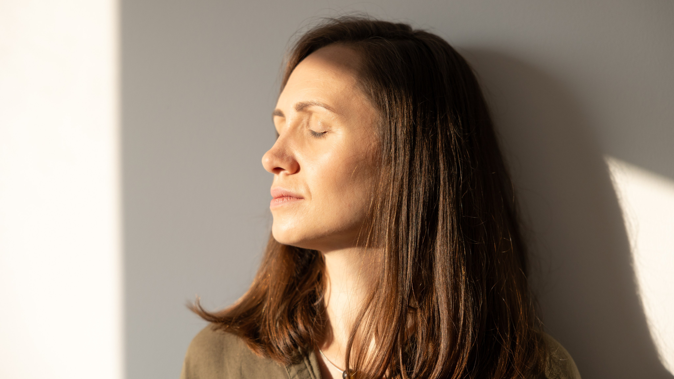 Personal brand photoshoot for art therapist. Eugenie Smirnova — wedding, corporate and lifestyle photographer in Toulouse and Southwest France