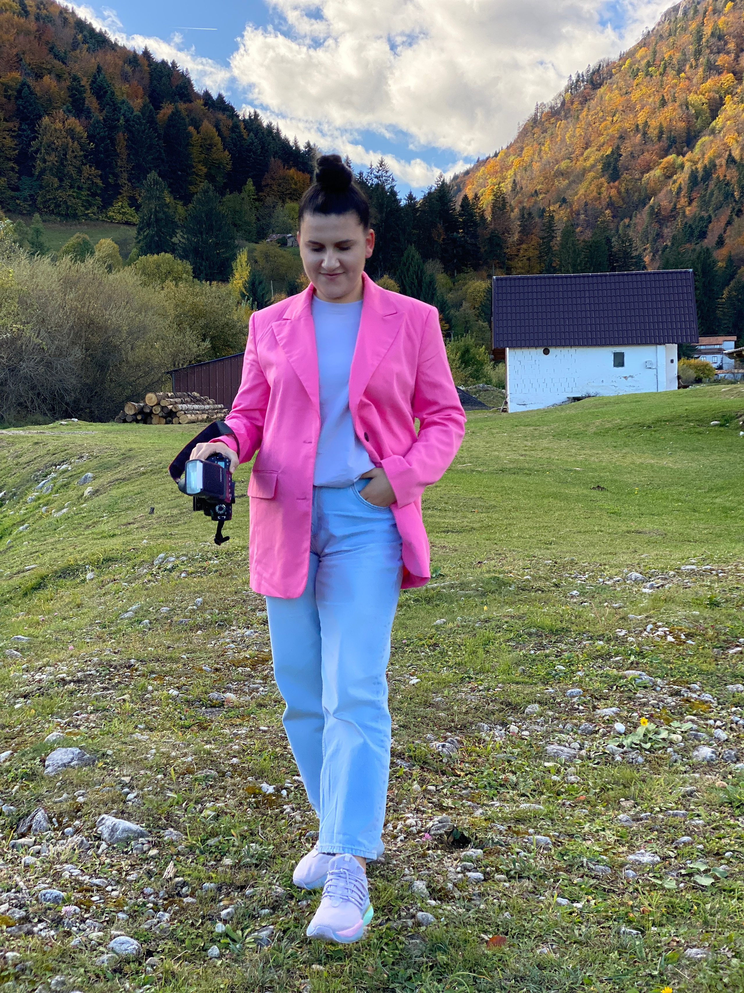 CONTACT. Fotograf si videograf — evenimente si studio