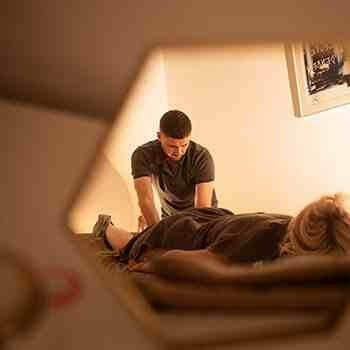 Wellnessmassage in Köln – entspannte Atmosphäre in der Massagepraxis am Neumarkt