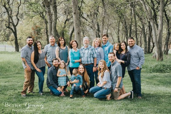 Extended family photoshoot in Toulouse. Eugénie Smirnova — your photographer in Toulouse and southwest France