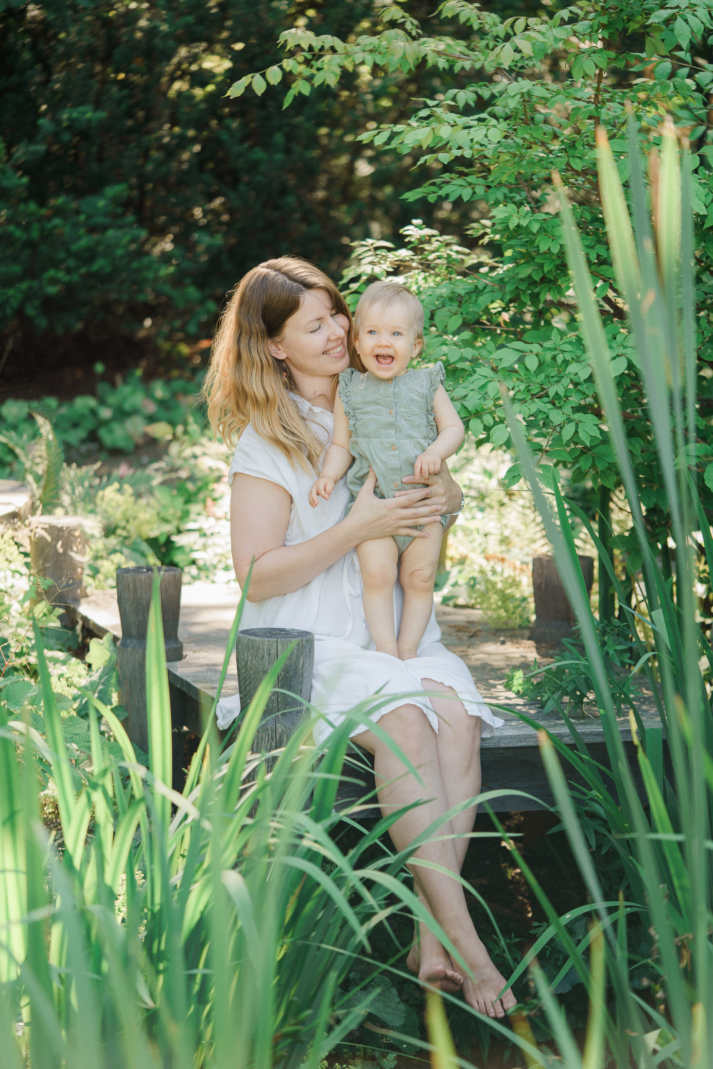 Perhekuvaus Espoossa: Iloinen ja Lämminhenkinen Hetki Puistossa. Perhevalokuvaaja Espoo