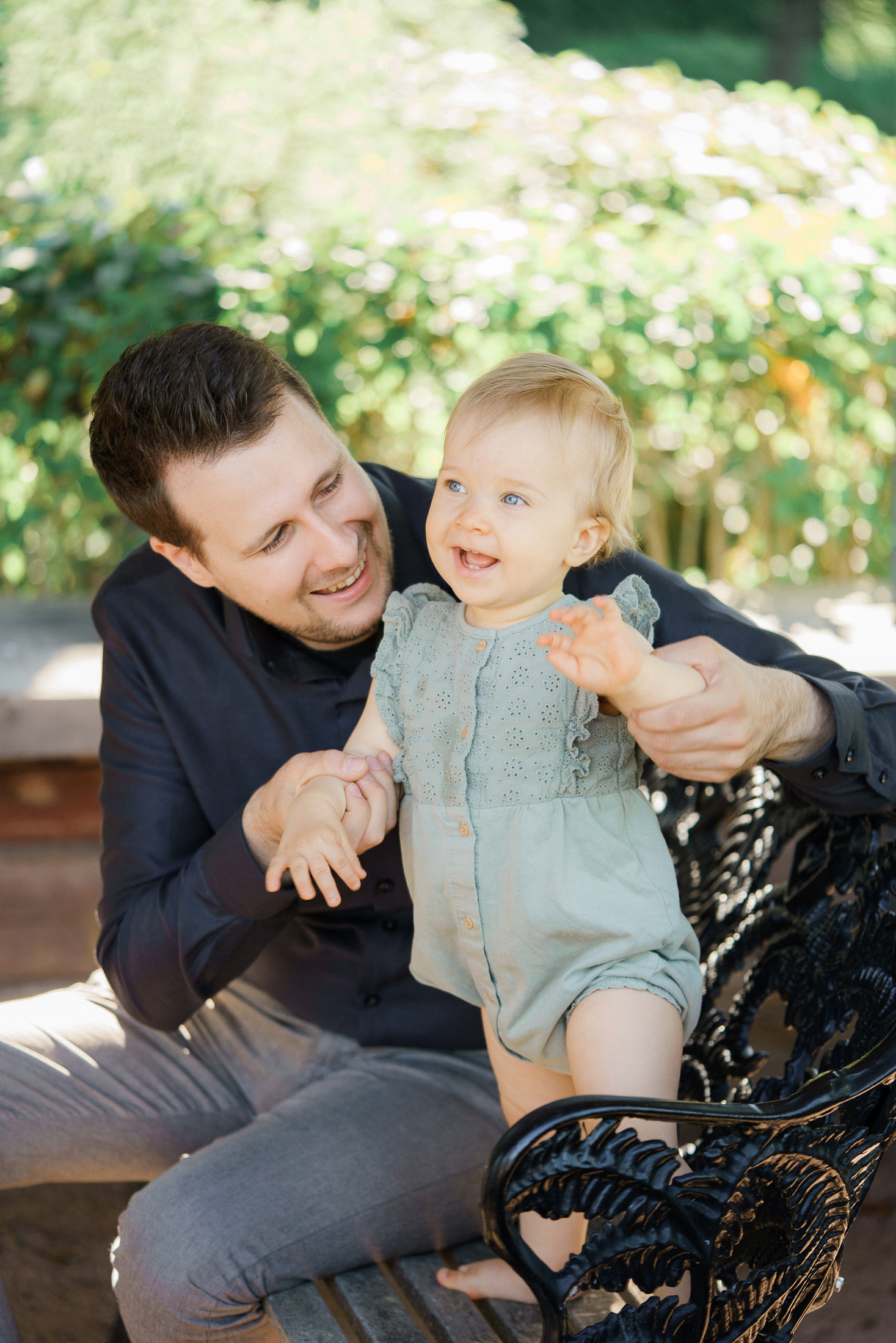 Perhekuvaus Espoossa: Iloinen ja Lämminhenkinen Hetki Puistossa. Perhevalokuvaaja Espoo