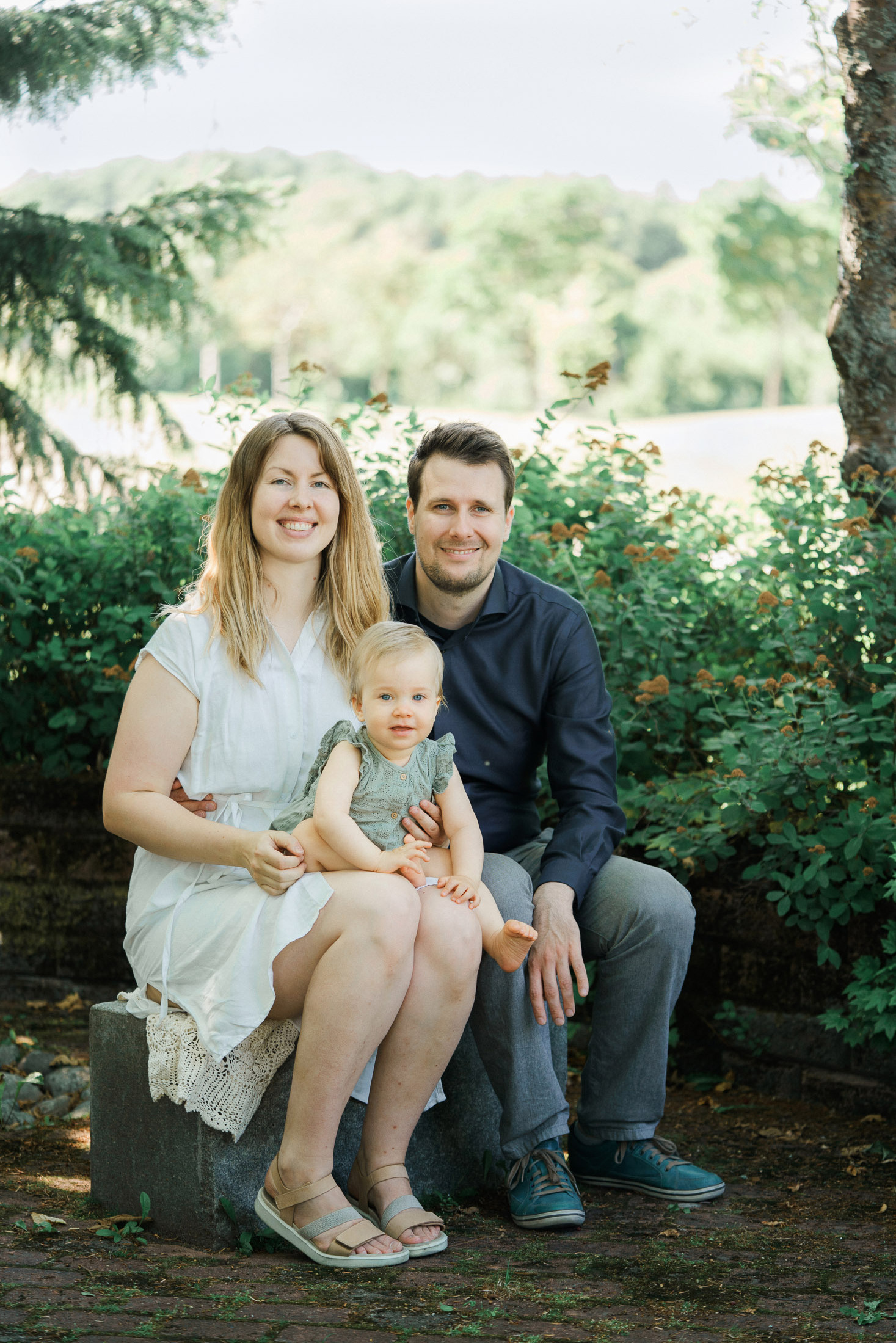 Perhekuvaus Espoossa: Iloinen ja Lämminhenkinen Hetki Puistossa. Perhevalokuvaaja Espoo