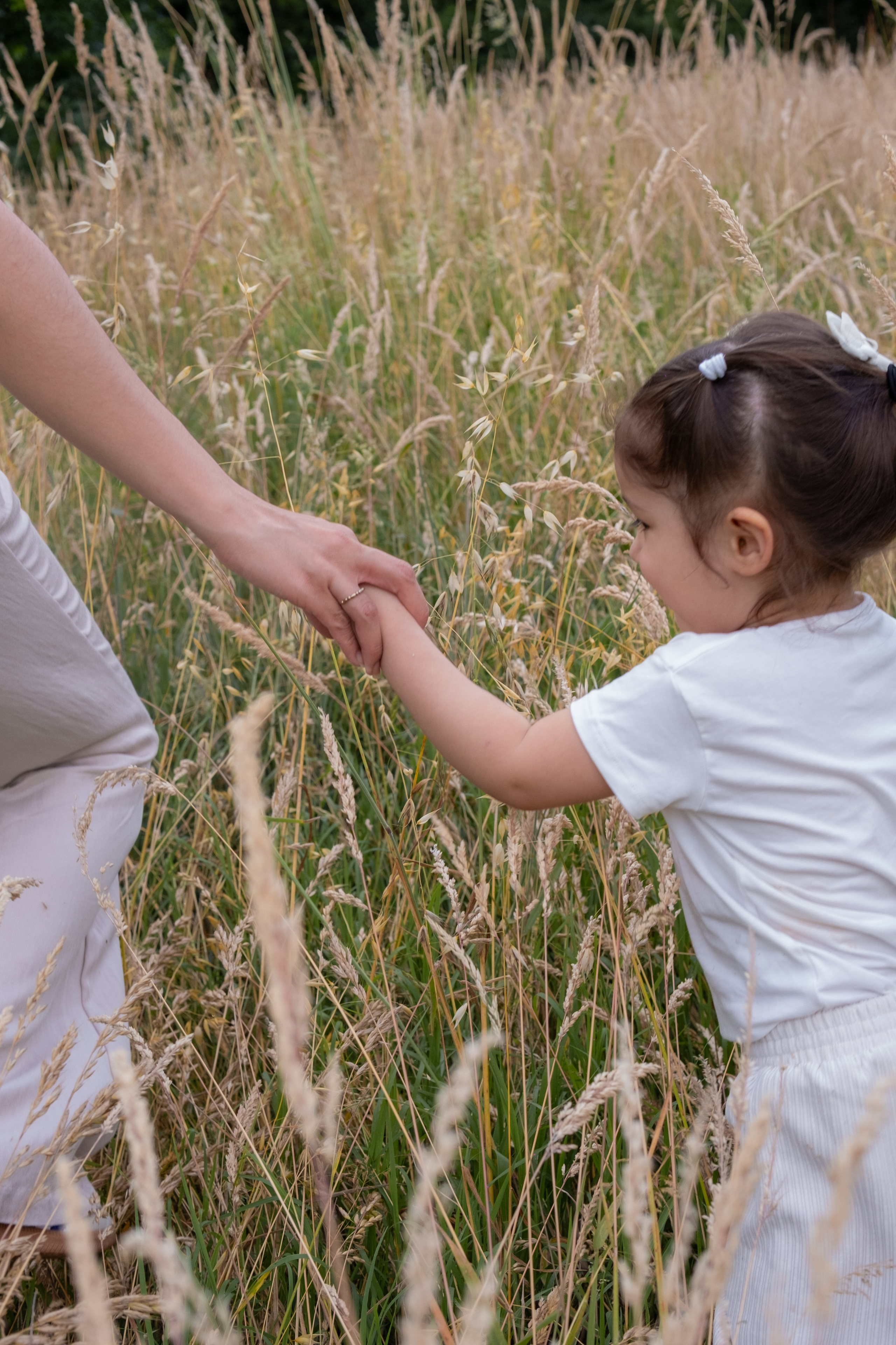La ragazza camina in città