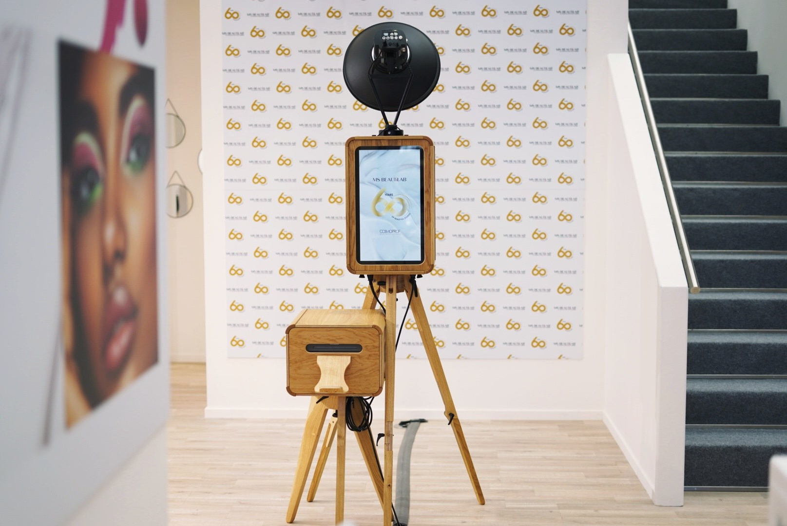 Evento aziendale durante l'aperitivo ragazza si diverte davanti allo photobooth di ideaphotobooth a verona