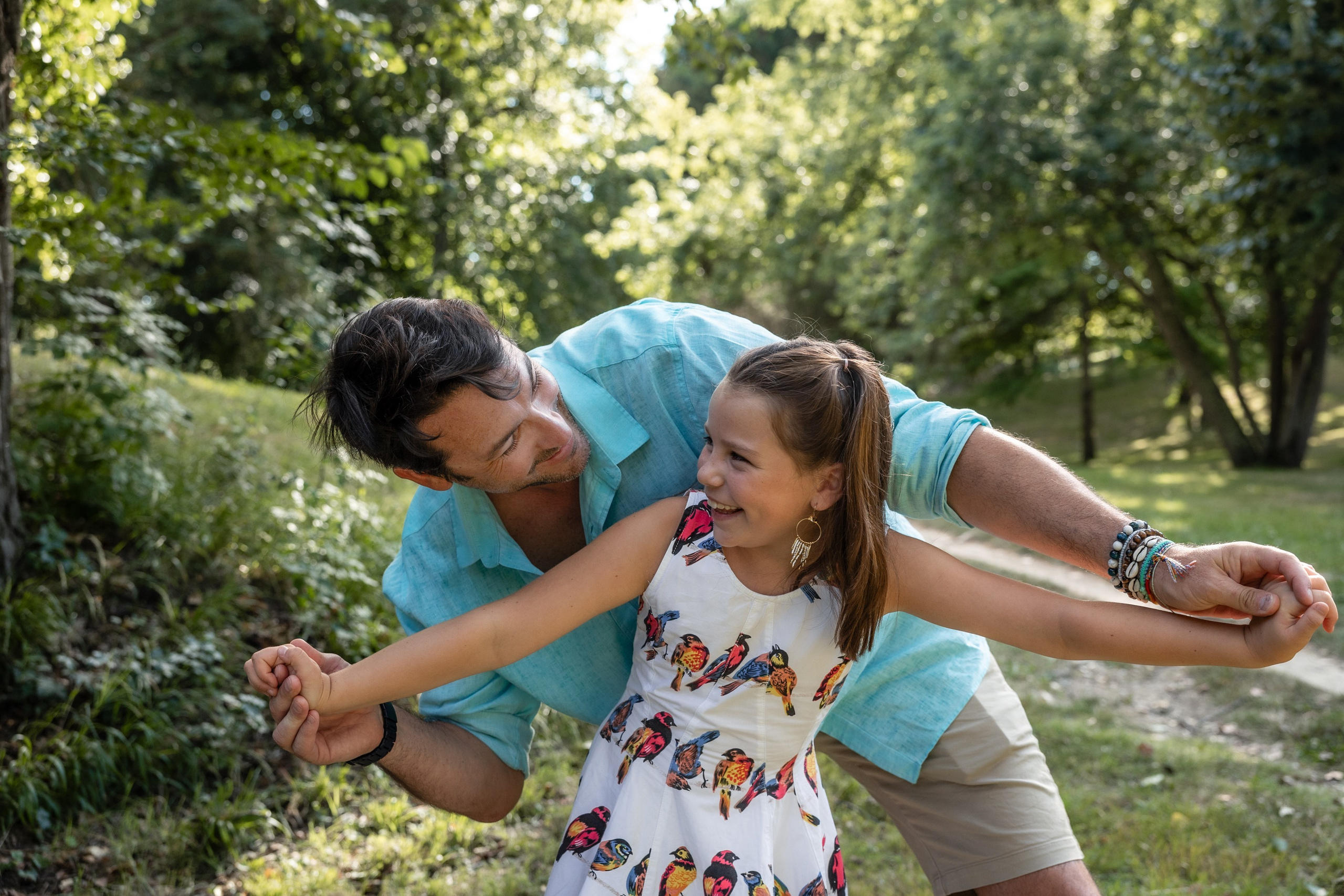 Family photoshoot in Parc du Cabirol, Colomiers. Eugenie Smirnova — wedding, corporate and lifestyle photographer in Toulouse and Southwest France