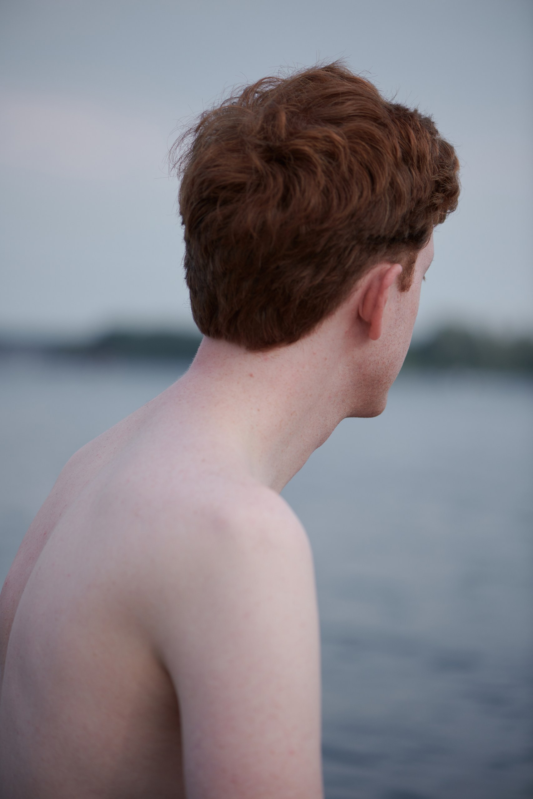 Vrouwelijke Nederlandse portretfotograaf In Brussel en Amsterdam, fotoshoot van een jonge man voor Penguin Books Publishing