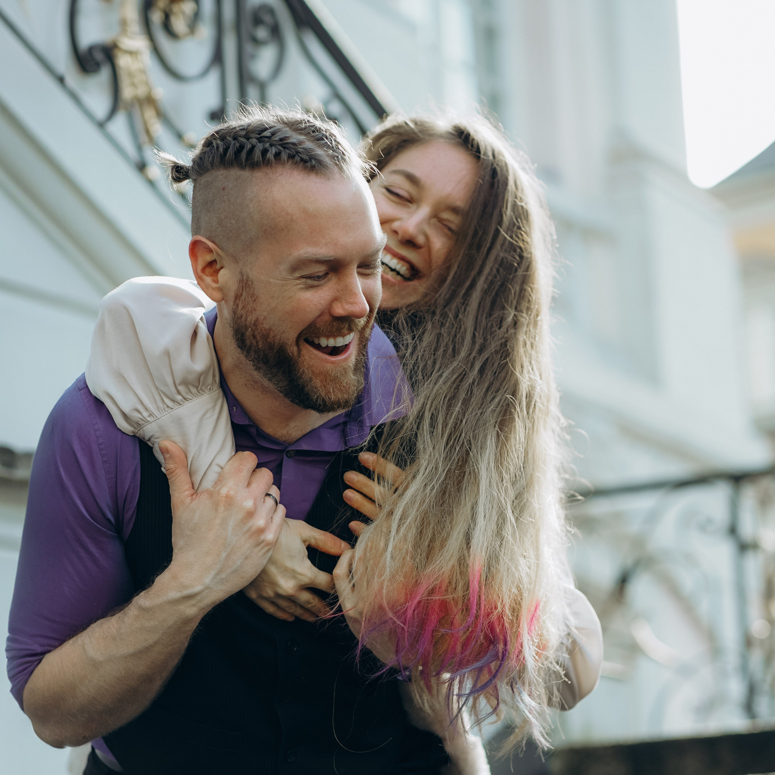 Fröhliches Paar bei einem Paarshooting im Freien – natürliche und lebendige Momente