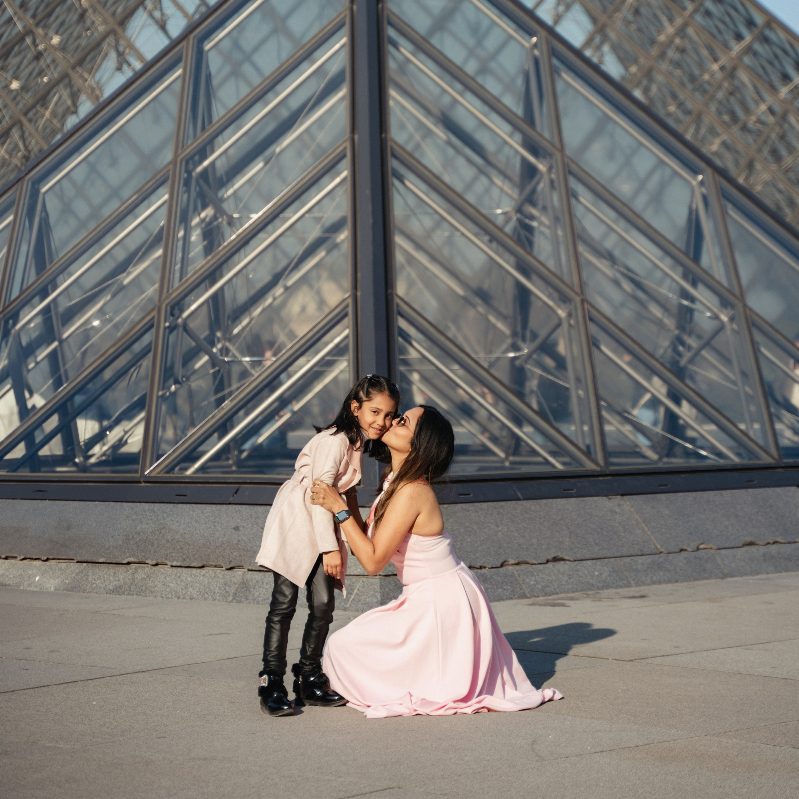 Family photo shoot. Photographer in Paris Yulia Shkadina | Couples, engagement, pre-wedding, individual photo-shoots in Paris at the best locations