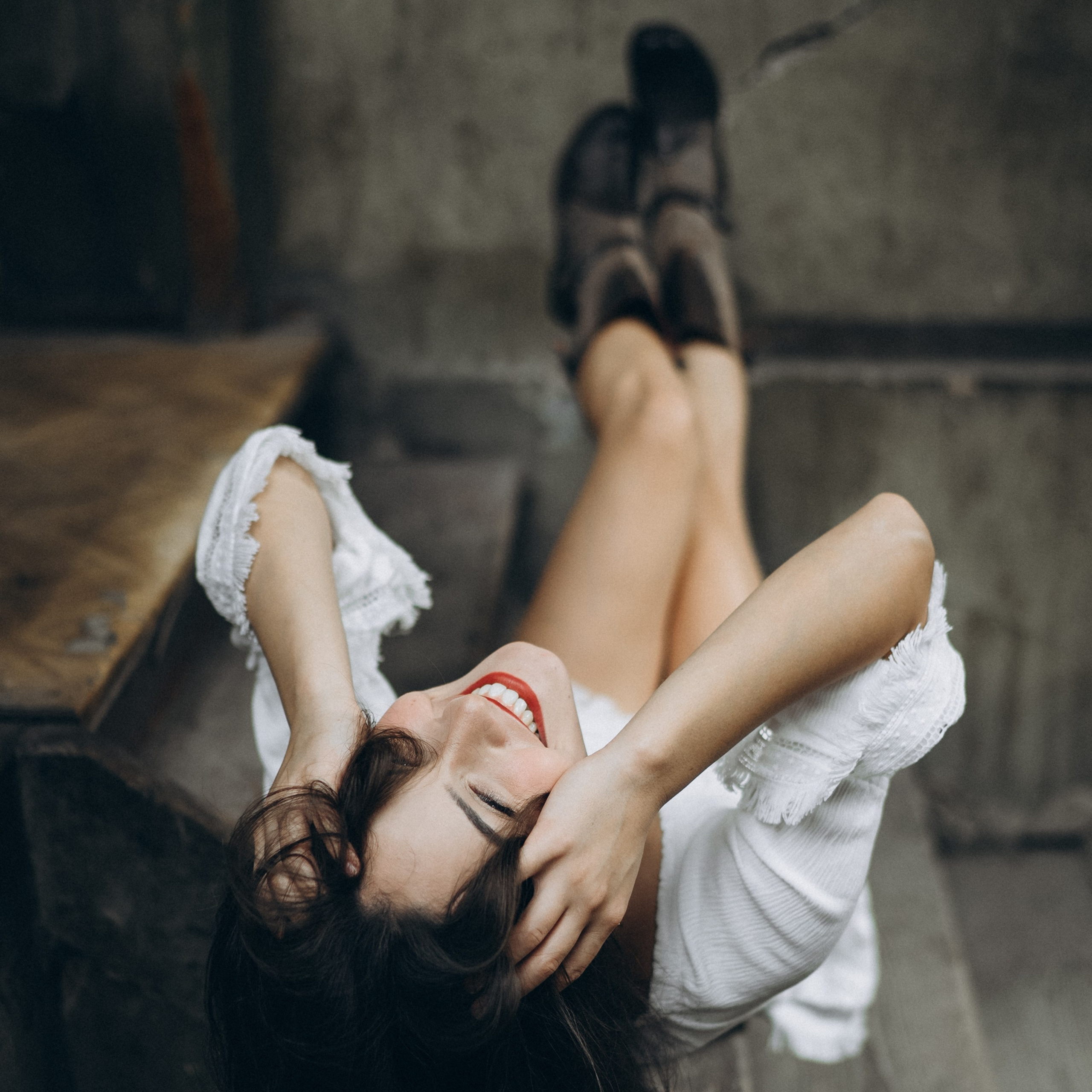 Lachende Frau bei einem entspannten Portraitshooting in natürlichem Licht