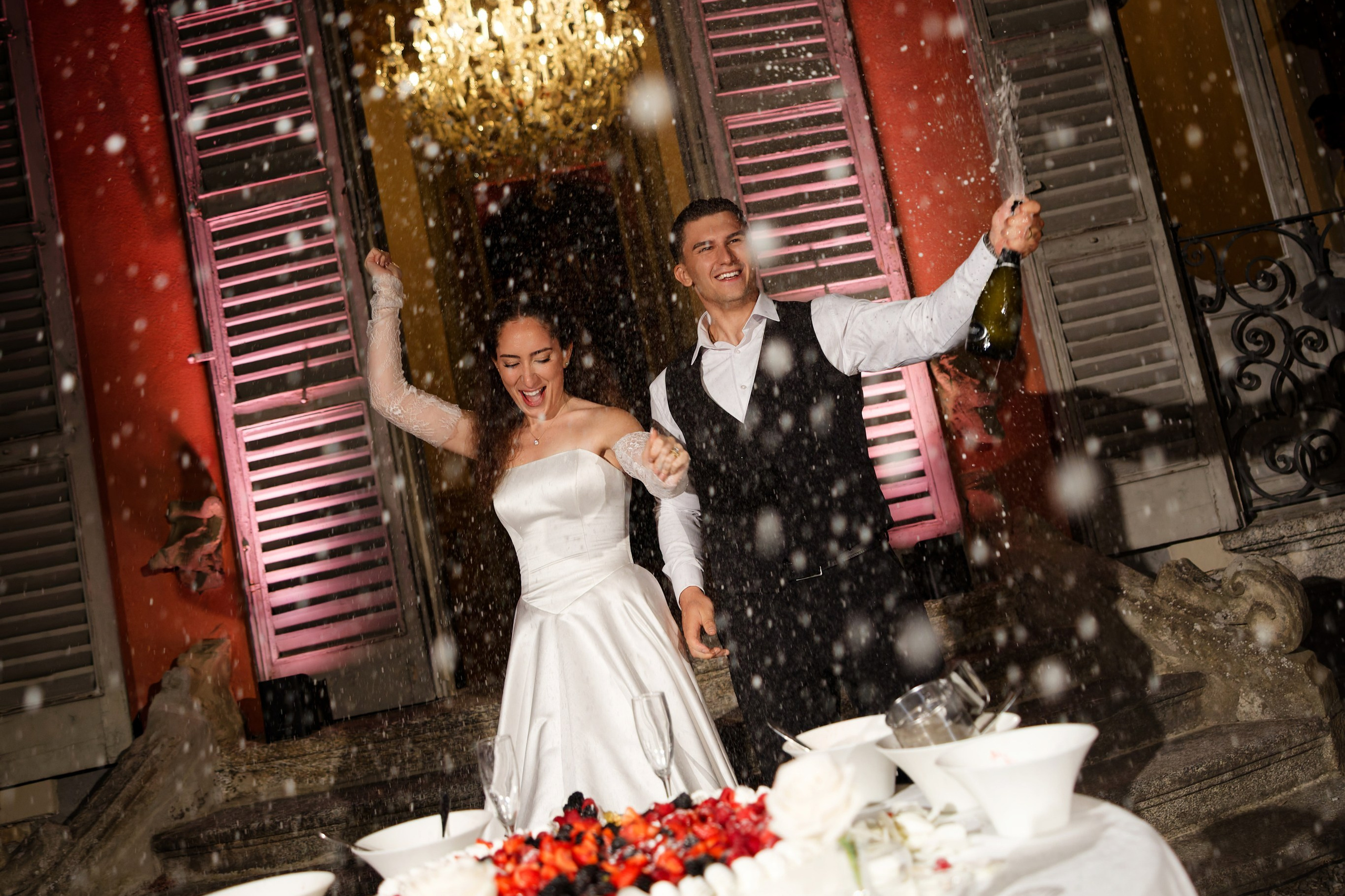 Eine Braut und ein Bräutigam umarmen sich in der Sonne.