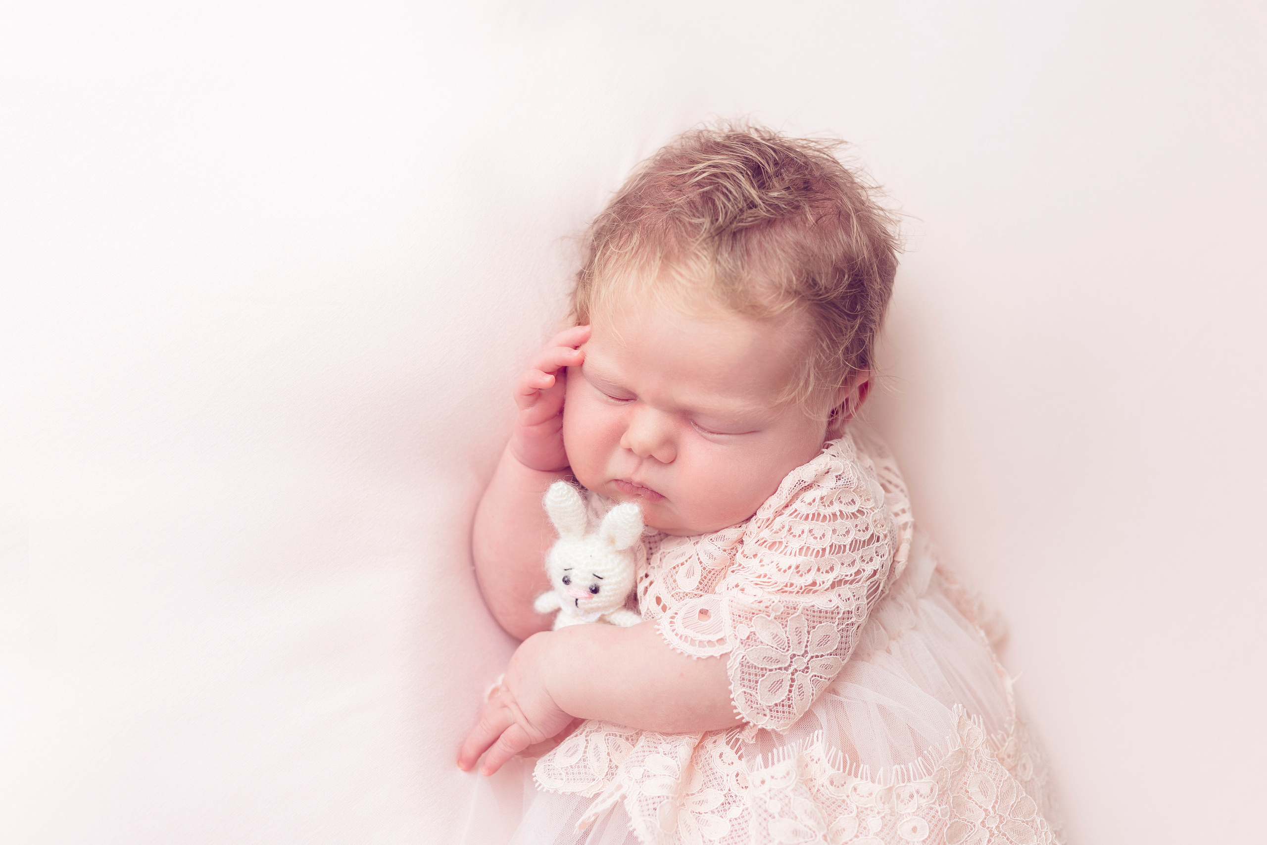 Newbornshoot Gepoeseerd Prijs | Tarieven Newborn Fotografie. Familie en huwelijksfotograaf in Zwolle Overijssel