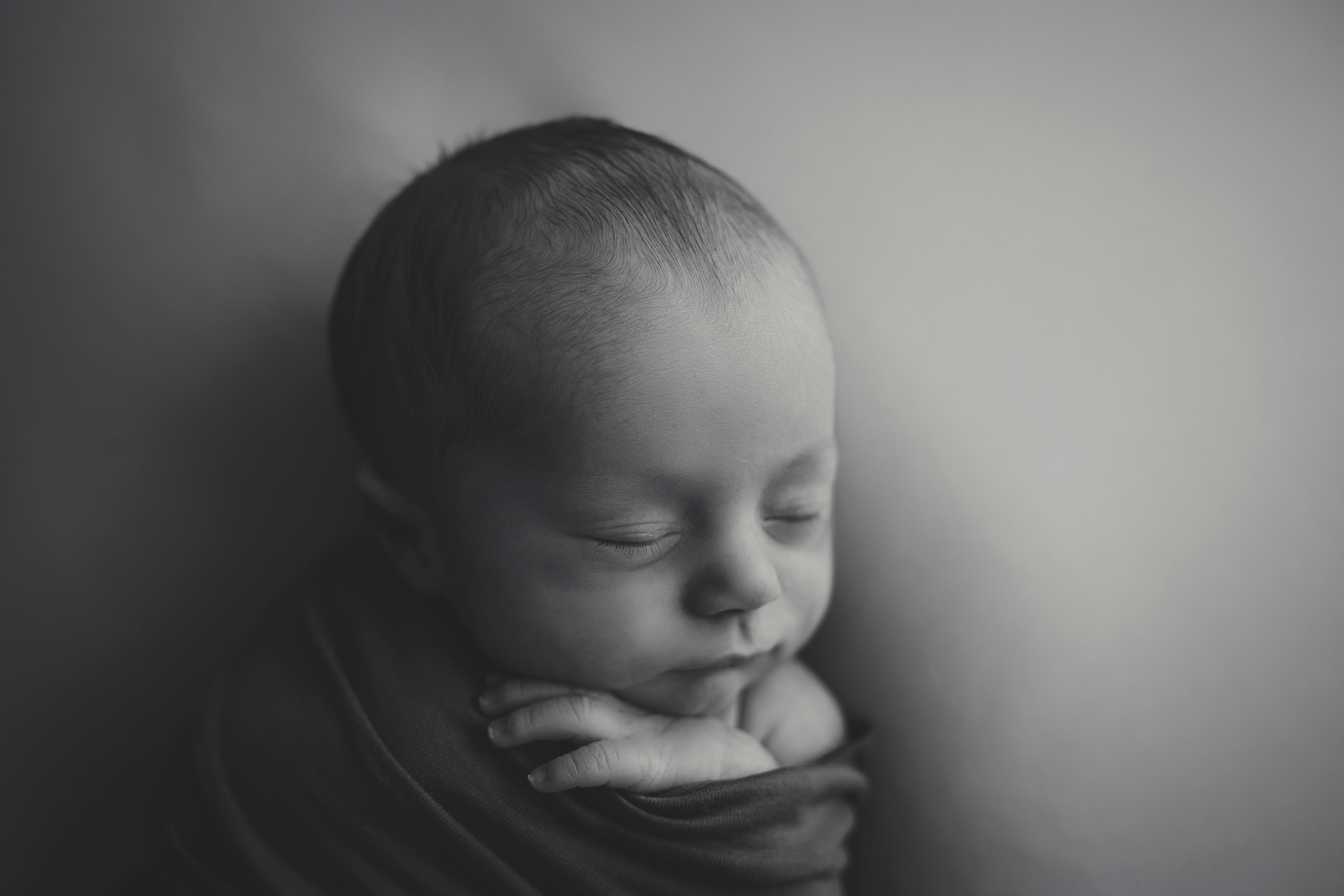 Newbornshoot Gepoeseerd Prijs | Tarieven Newborn Fotografie. Familie en huwelijksfotograaf in Zwolle Overijssel