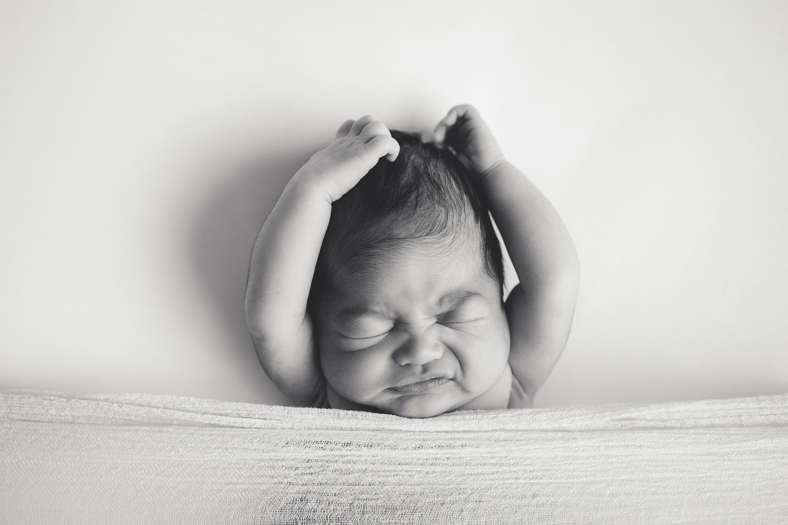 Newbornshoot Gepoeseerd Prijs | Tarieven Newborn Fotografie. Familie en huwelijksfotograaf in Zwolle Overijssel