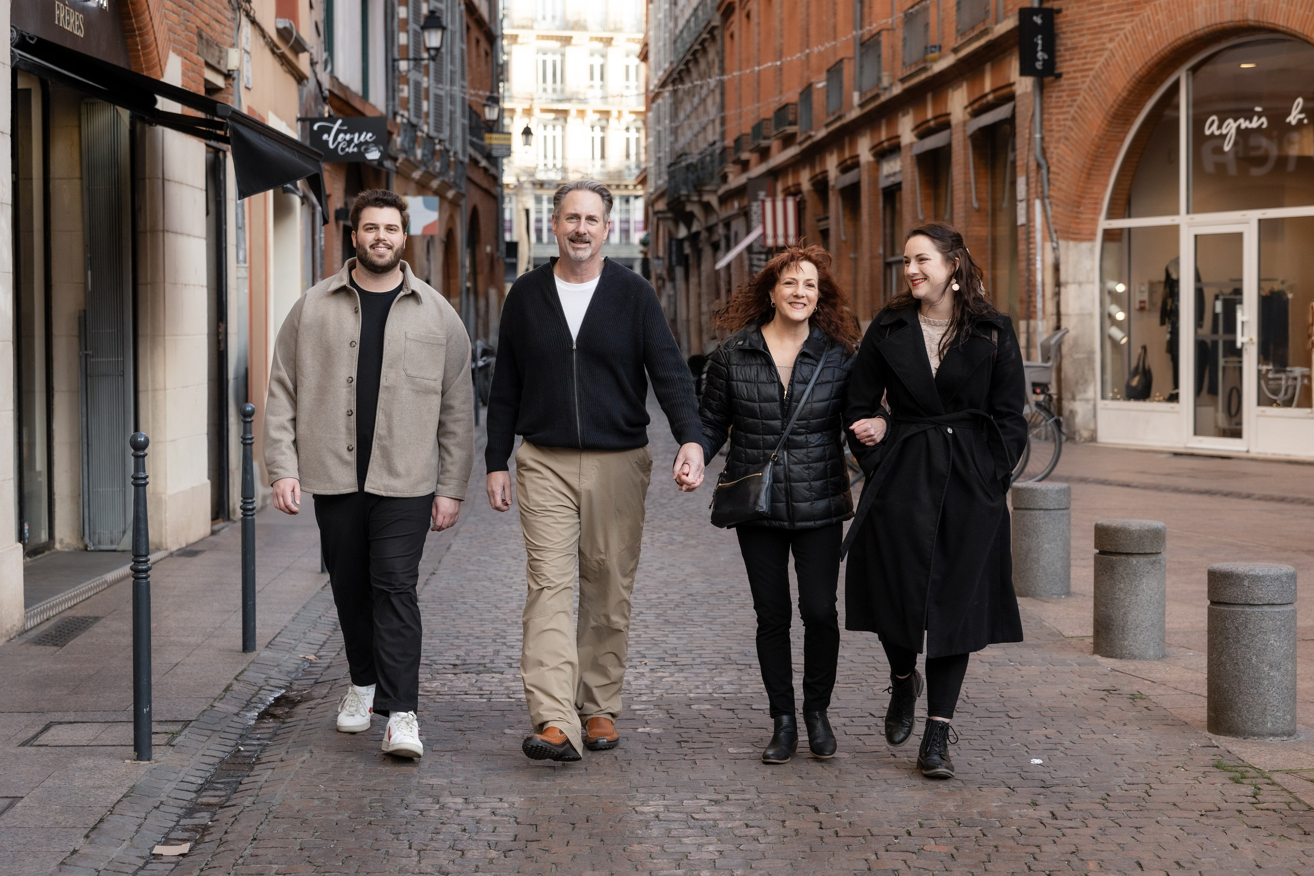 Séance photo de famille dans le centre-ville de Toulouse pour Cara’s Family. Eugénie Smirnova — photographe à Toulouse et dans le sud-ouest de la France