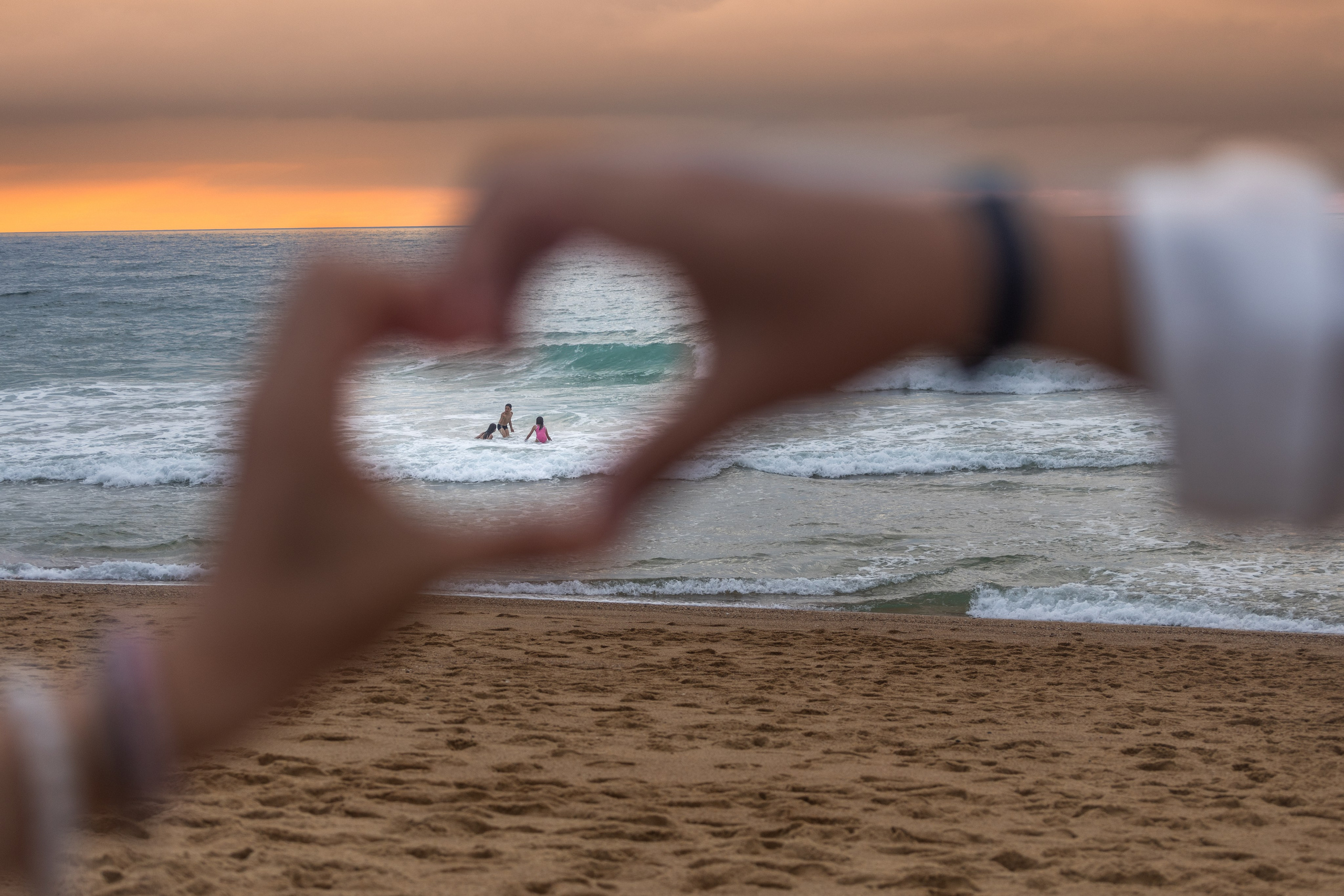 Family photoshoot by the ocean. Labenne Ocean Beach 2024. Eugénie Smirnova — your photographer in Toulouse and southwest France