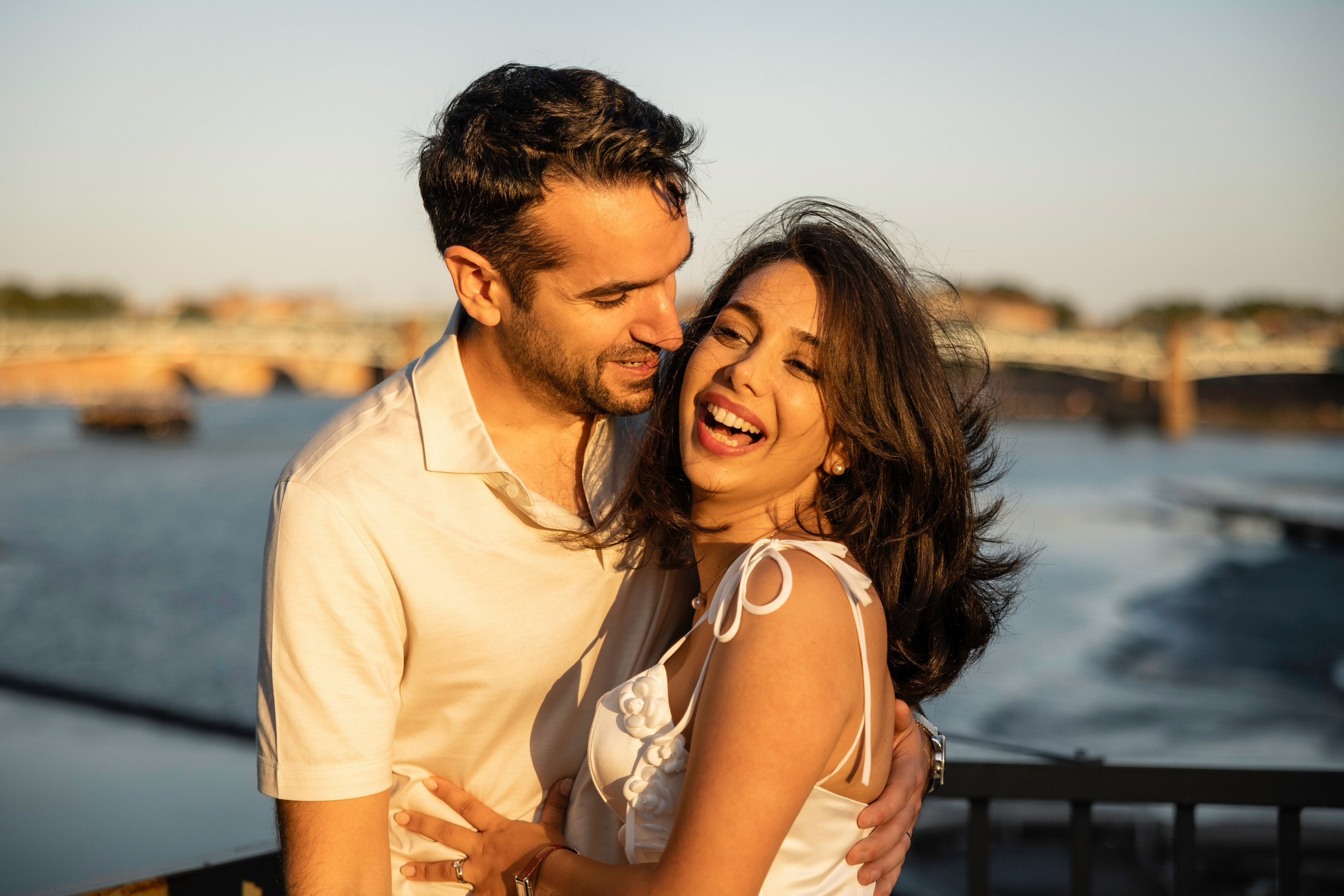 Séance fiançailles au bord de la Garonne: Un voyage romantique à Toulouse. Eugénie Smirnova — photographe à Toulouse et dans le sud-ouest de la France