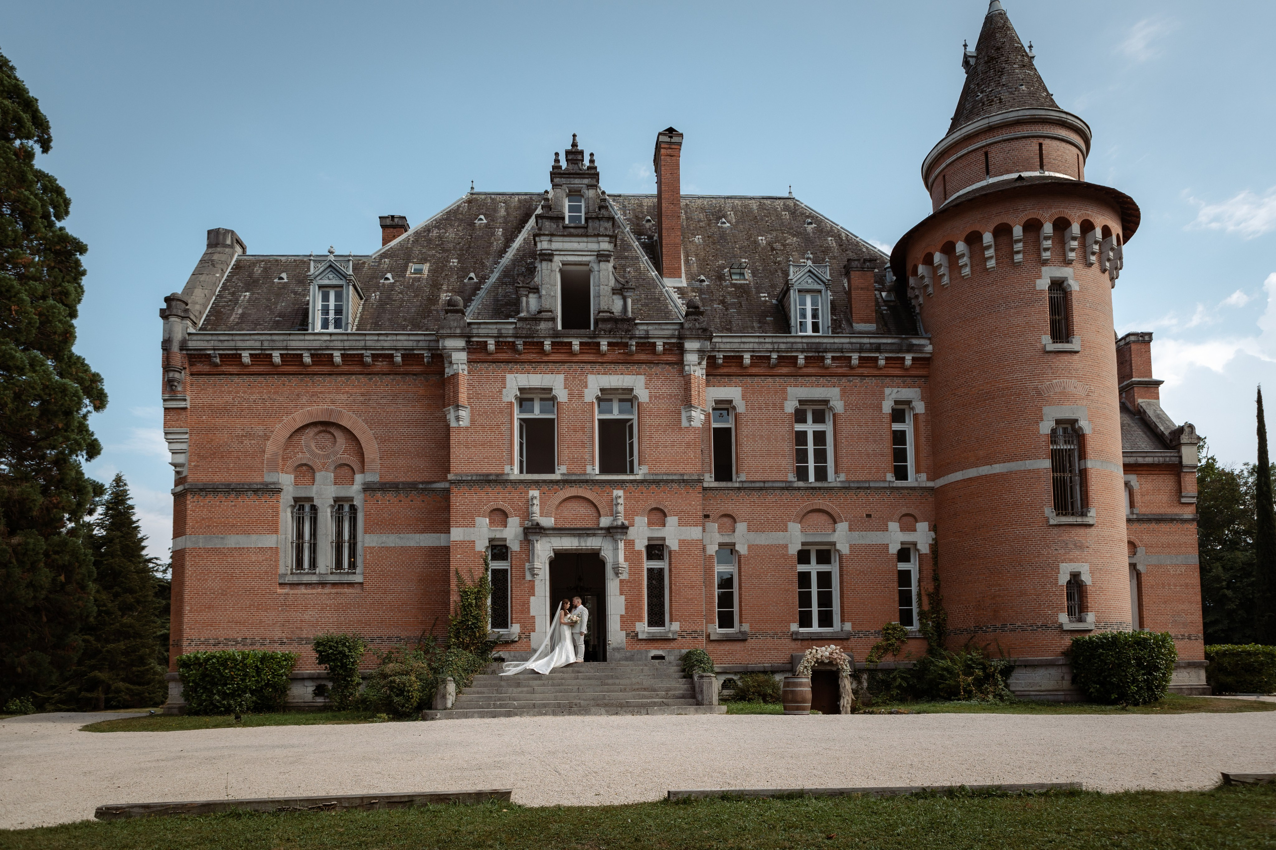 LES PLUS MAGNIFIQUES CHÂTEAU DE MARIAGE DU SUD-OUEST DE LA FRANCE (Mise à jour 2025). Eugénie Smirnova — photographe à Toulouse et dans le sud-ouest de la France