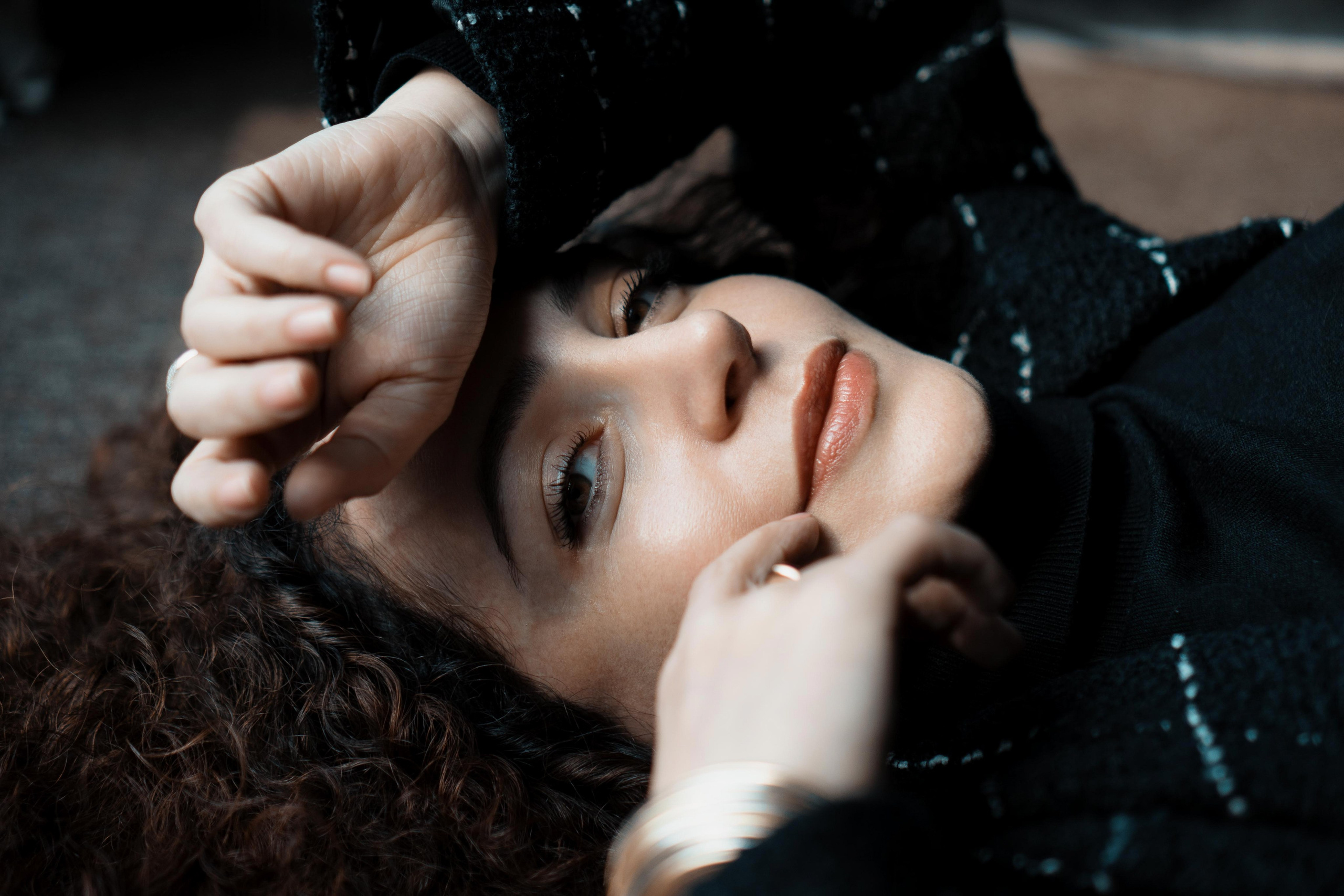 Женский портрет крупным планом с прямым взглядом — профессиональная портретная фотосессия, Дрезден