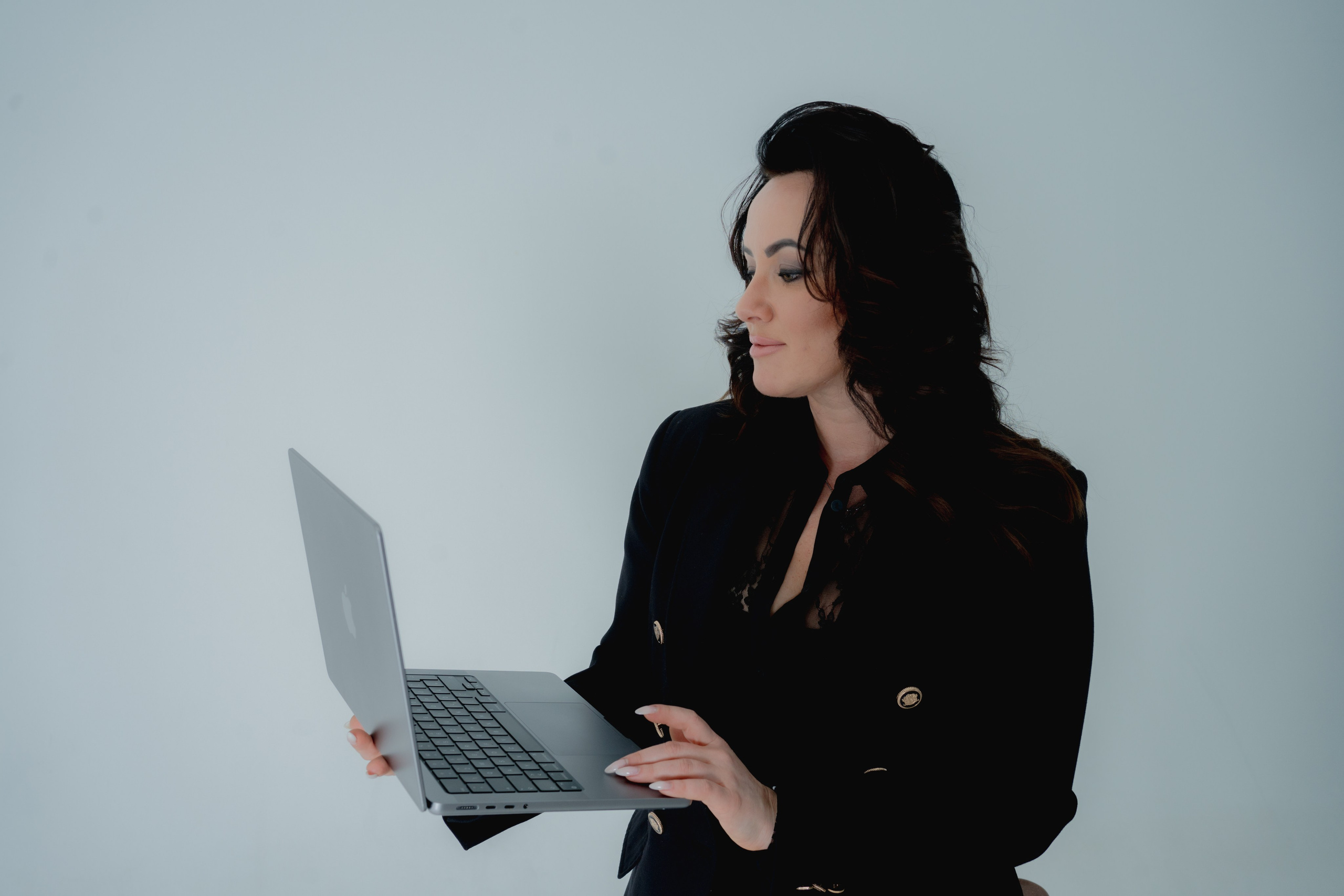 Professionelle Nagelmodellierungs-Schulungen in Stuttgart Gel-Lack-System & Maniküre-Kurse | Beauty Academy Stuttgart Kombi-Maniküre & Pedik. Beauty Studio Perfekto