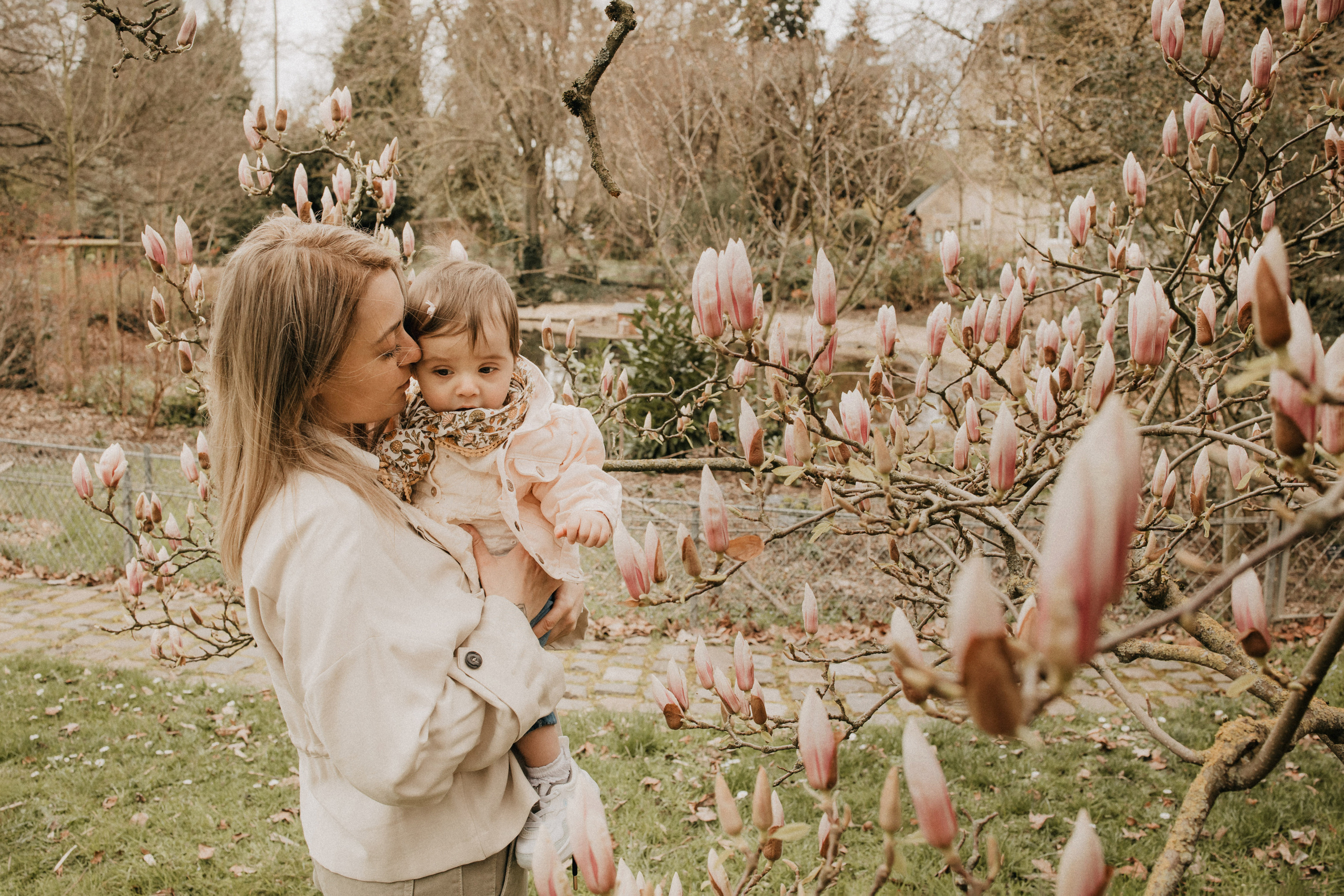 Photoshoot dans le jardin au printemps. Je suis Olga, votre photographe de famille à Metz et dans toute la France