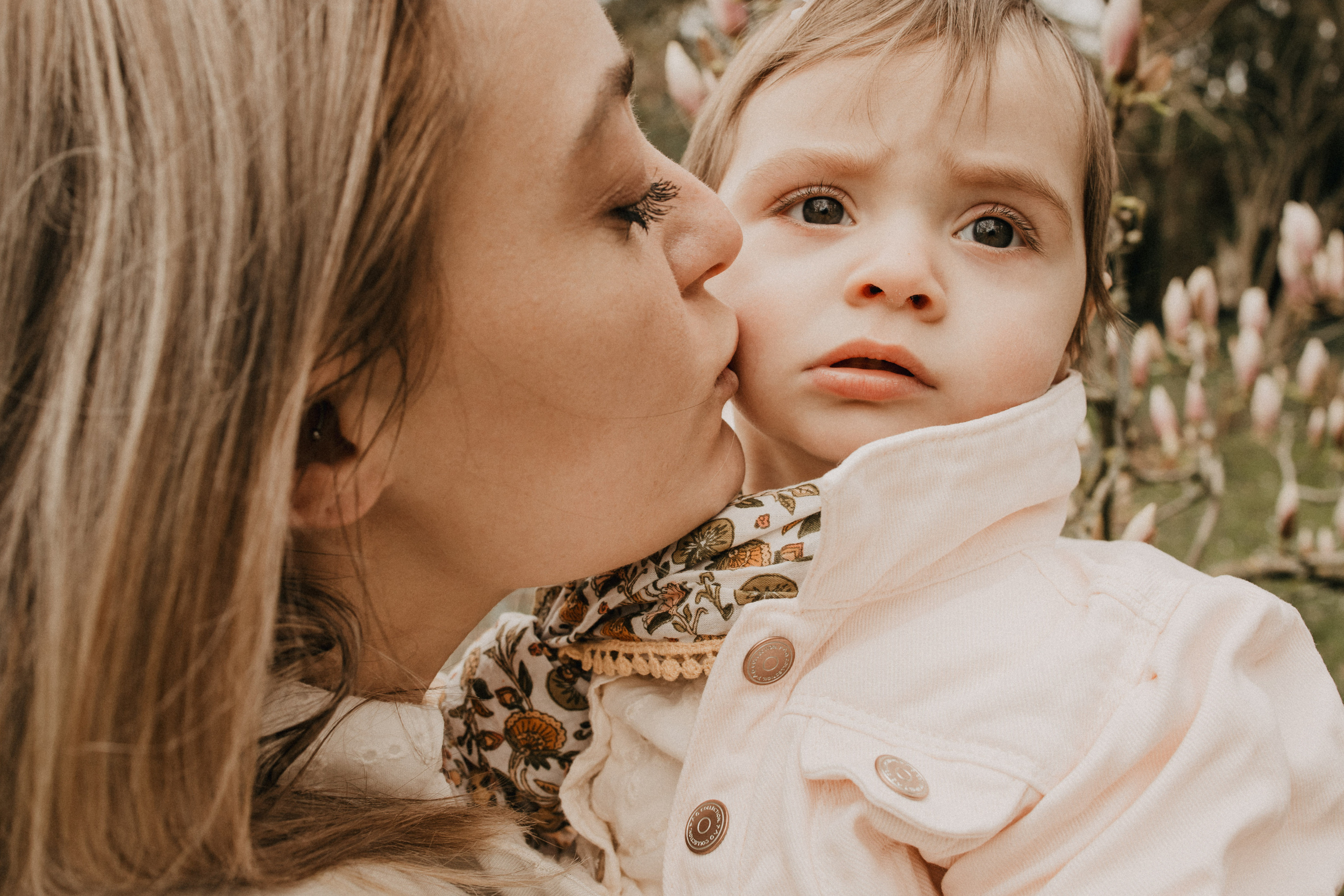 Photoshoot dans le jardin au printemps. Je suis Olga, votre photographe de famille à Metz et dans toute la France