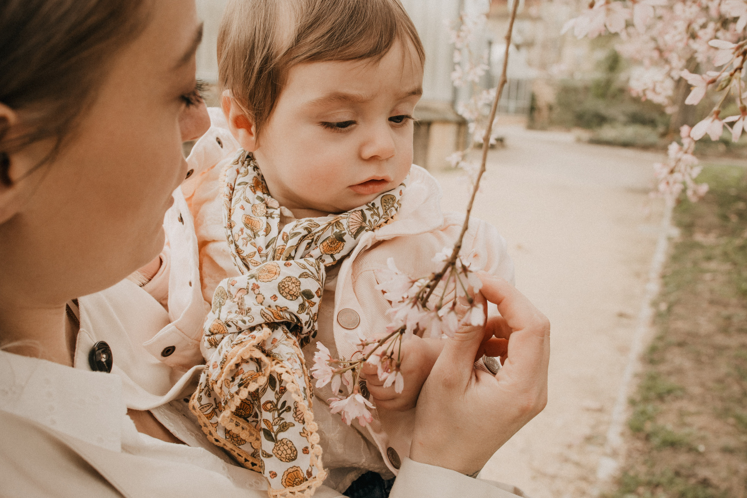 Photoshoot dans le jardin au printemps. Je suis Olga, votre photographe de famille à Metz et dans toute la France