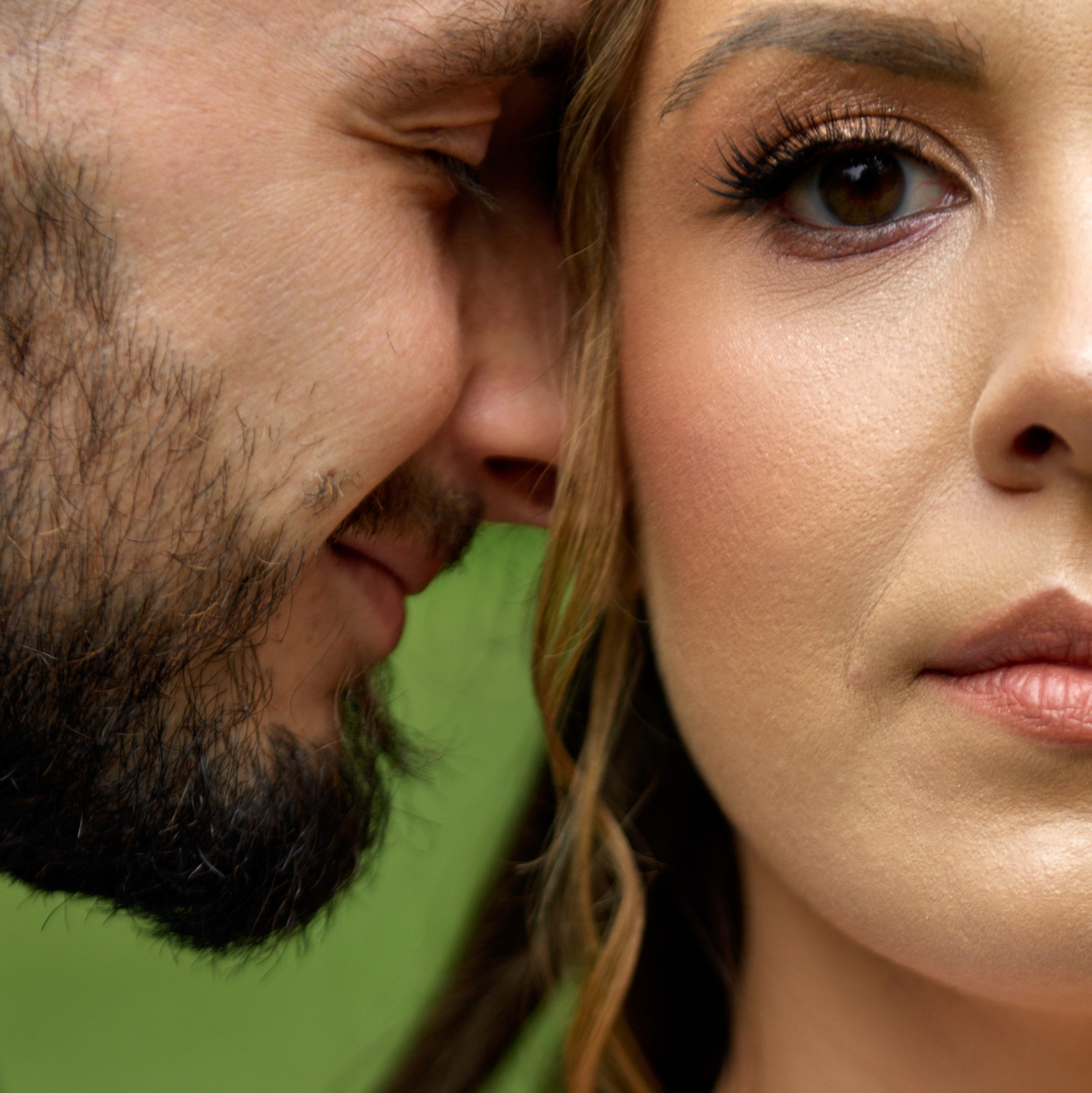 Naturalne światło i spojrzenia – para młoda Lublin