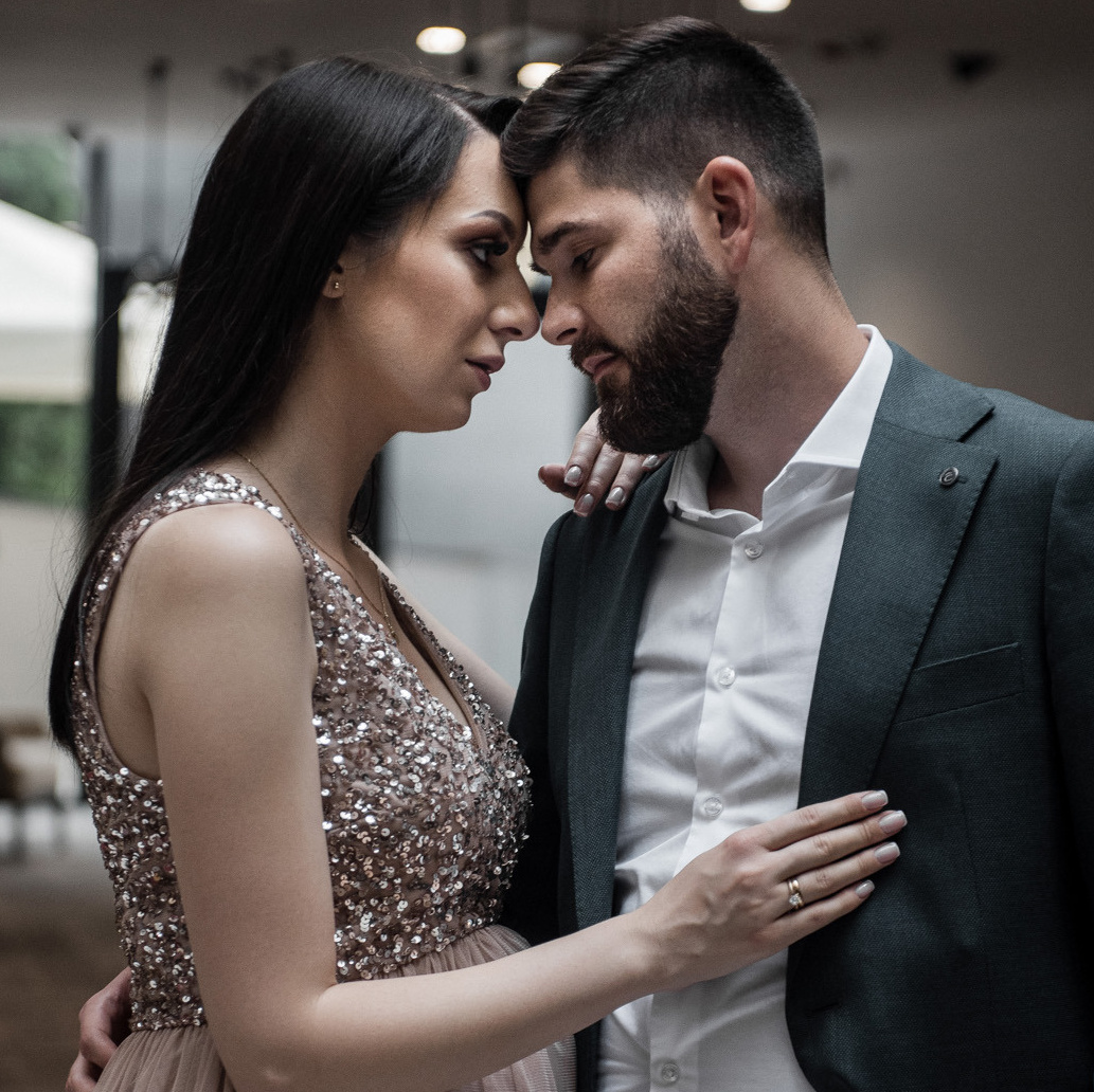 Para młoda w uścisku – fotografia ślubna Lublin