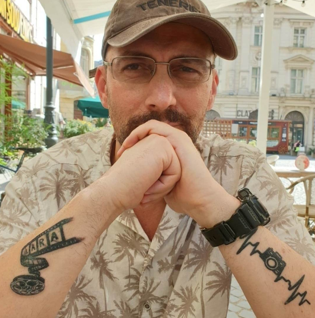 Contact. Maternity, newborn and family photographer in London United Kingdom