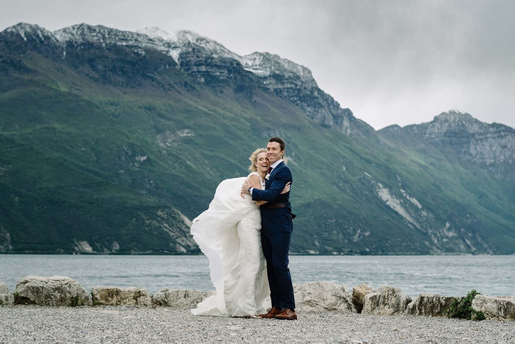 Свадебная пара на фоне гор и озера Гарда. Фотограф в Италии