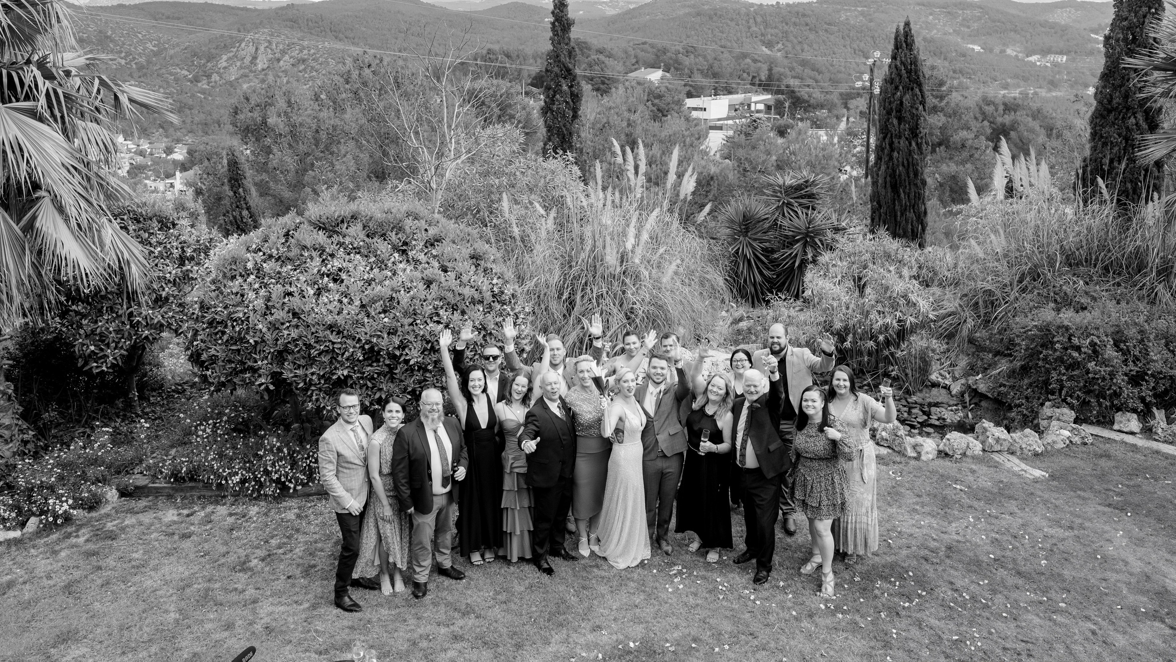 Group photo of the wedding guests celebrating the destination wedding in Barcelona