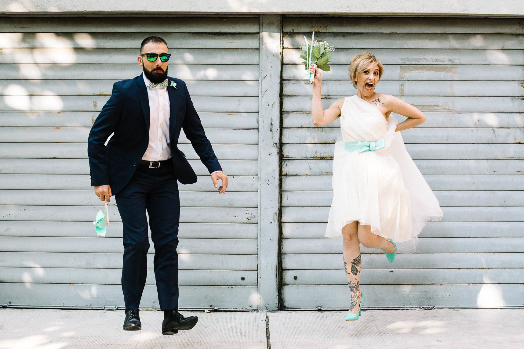 Веселая свадьба в Вероне. Молодожены в свободном моменте