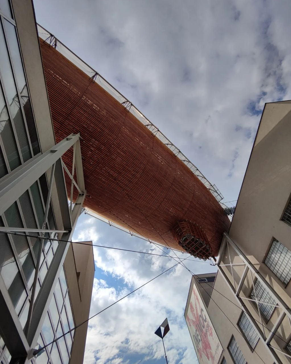 Stara pocztówka: sterowiec „Graf Zeppelin” i historia lotnictwa. Fotografka, kolekcjonerka starych pocztówek i twórczyni opowieści na styku przeszłości i życia osobistego. Irina Dainakova