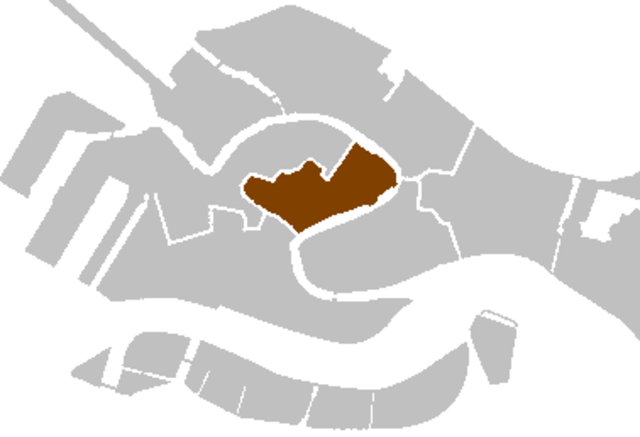 The San Polo district of Venice is located in the heart of the city and is an excellent location for a photo shoot. One of the main advantages of this area is its proximity to the historic center of San Marco. Despite the fact that there are usually many tourists in the area, it is still possible to take some great photos with the stunning Grand Canal in the background.