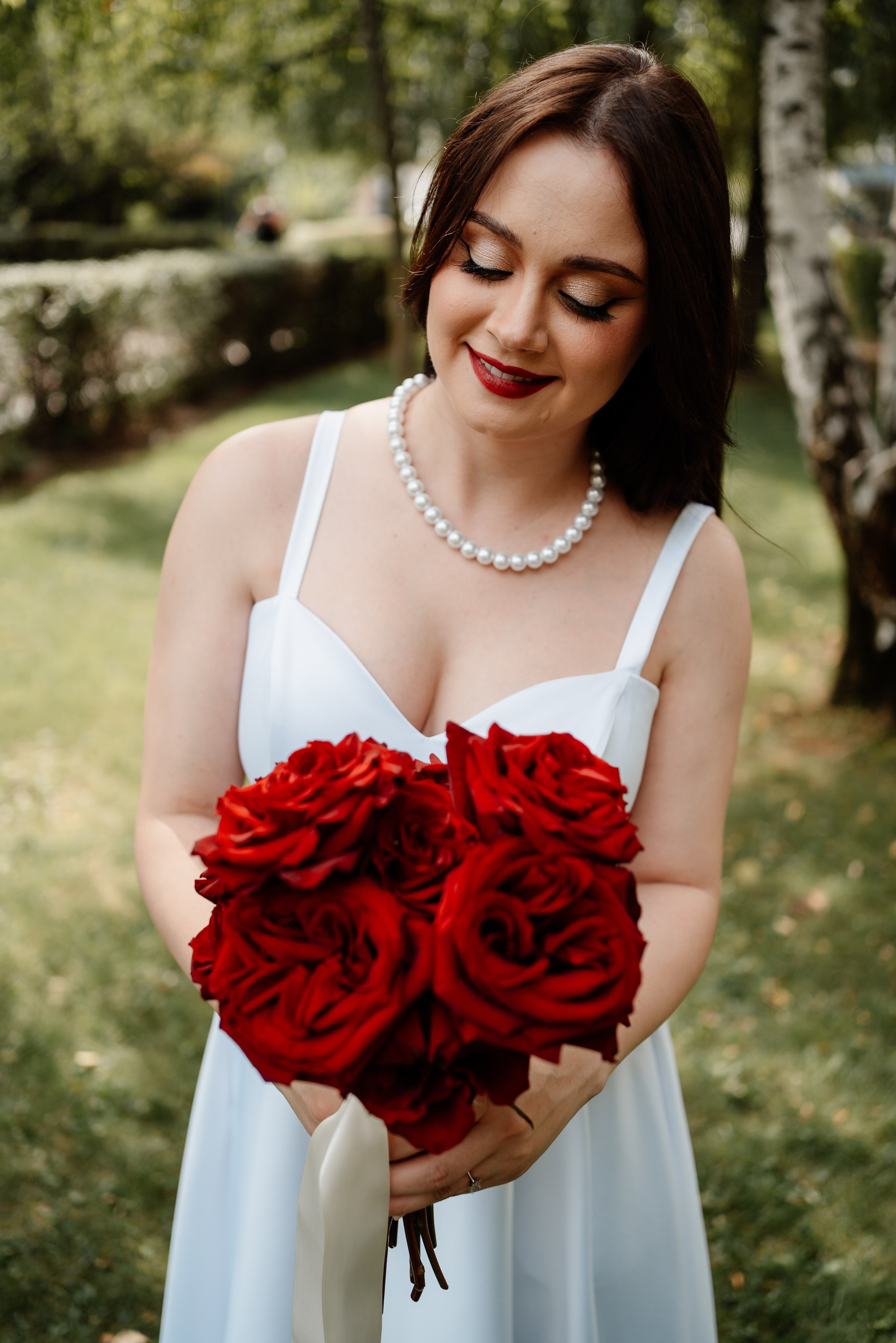 Moment emoționant între miri în ziua nunții, surprins într-un cadru natural și romantic. Fotografie de nuntă profesională, editată artistic pentru a evidenția emoția și eleganța evenimentului.