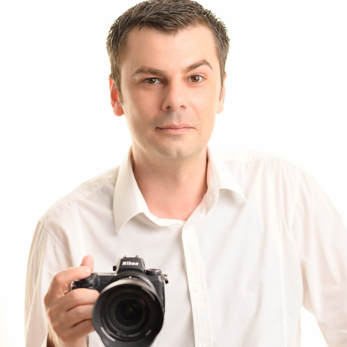 Fotografo matrimonio con fotocamera in mano