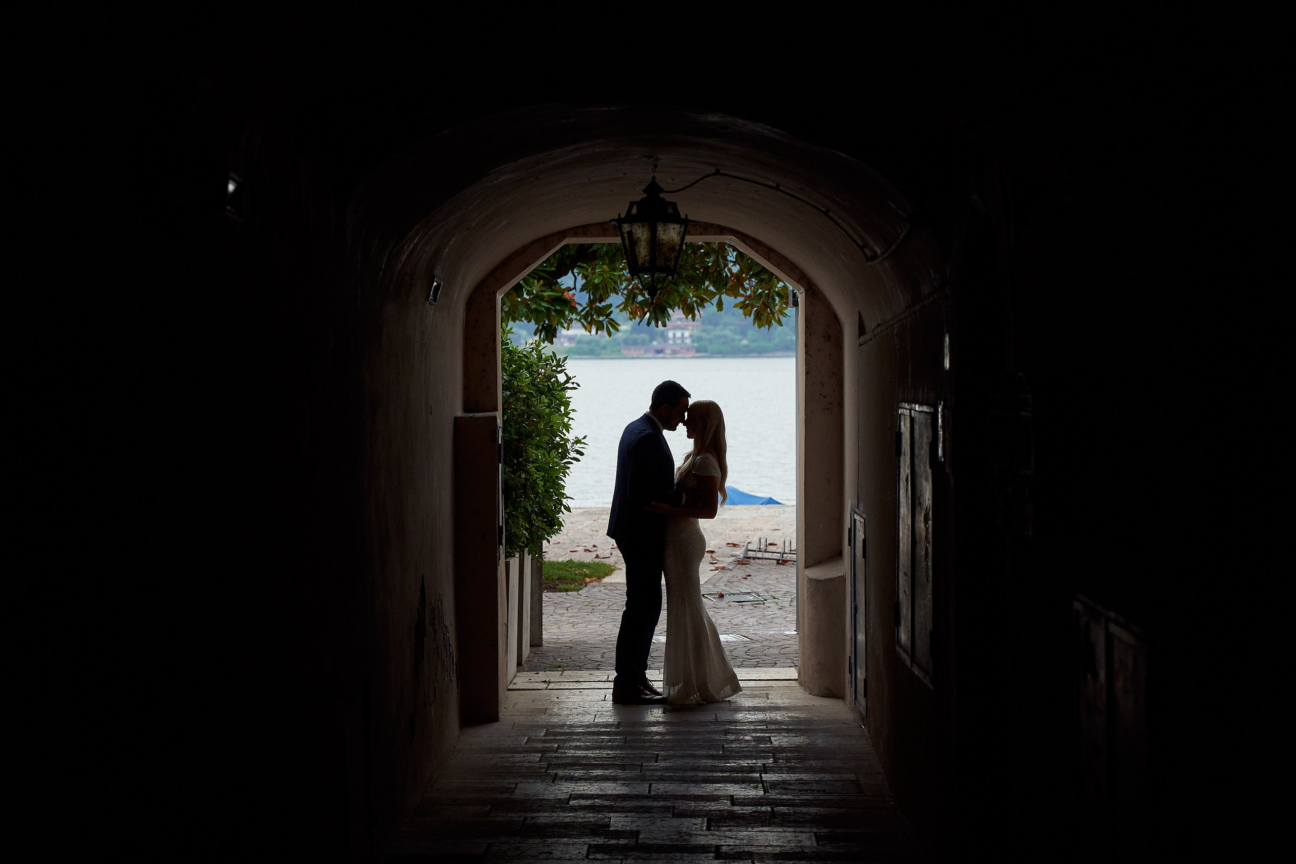 Foto emozionale, la sposa che sorride con un sorriso naturale. Fotografo di matrimonio a Verona