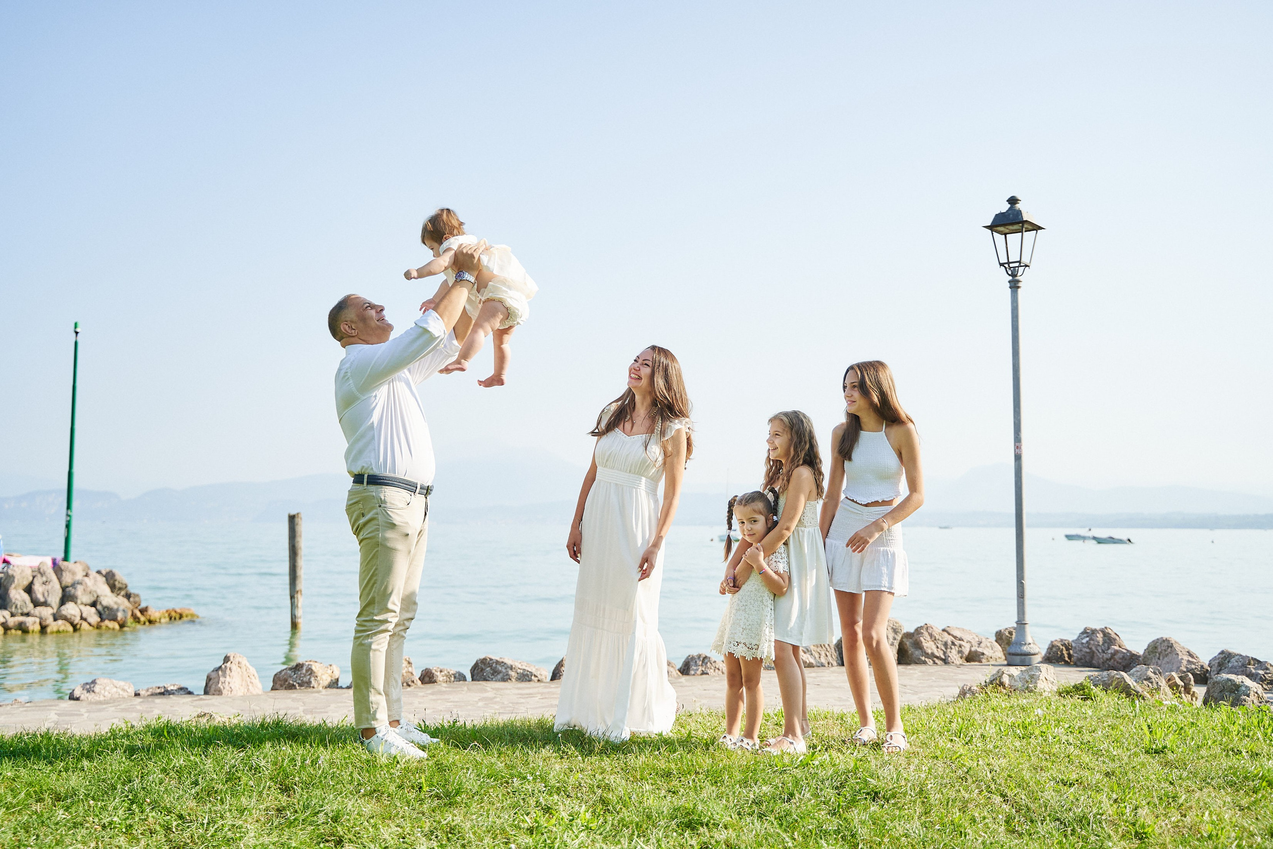 Foto emozionale, la sposa che corre al mattino con un sorriso naturale. Fotografo di matrimonio a Milano