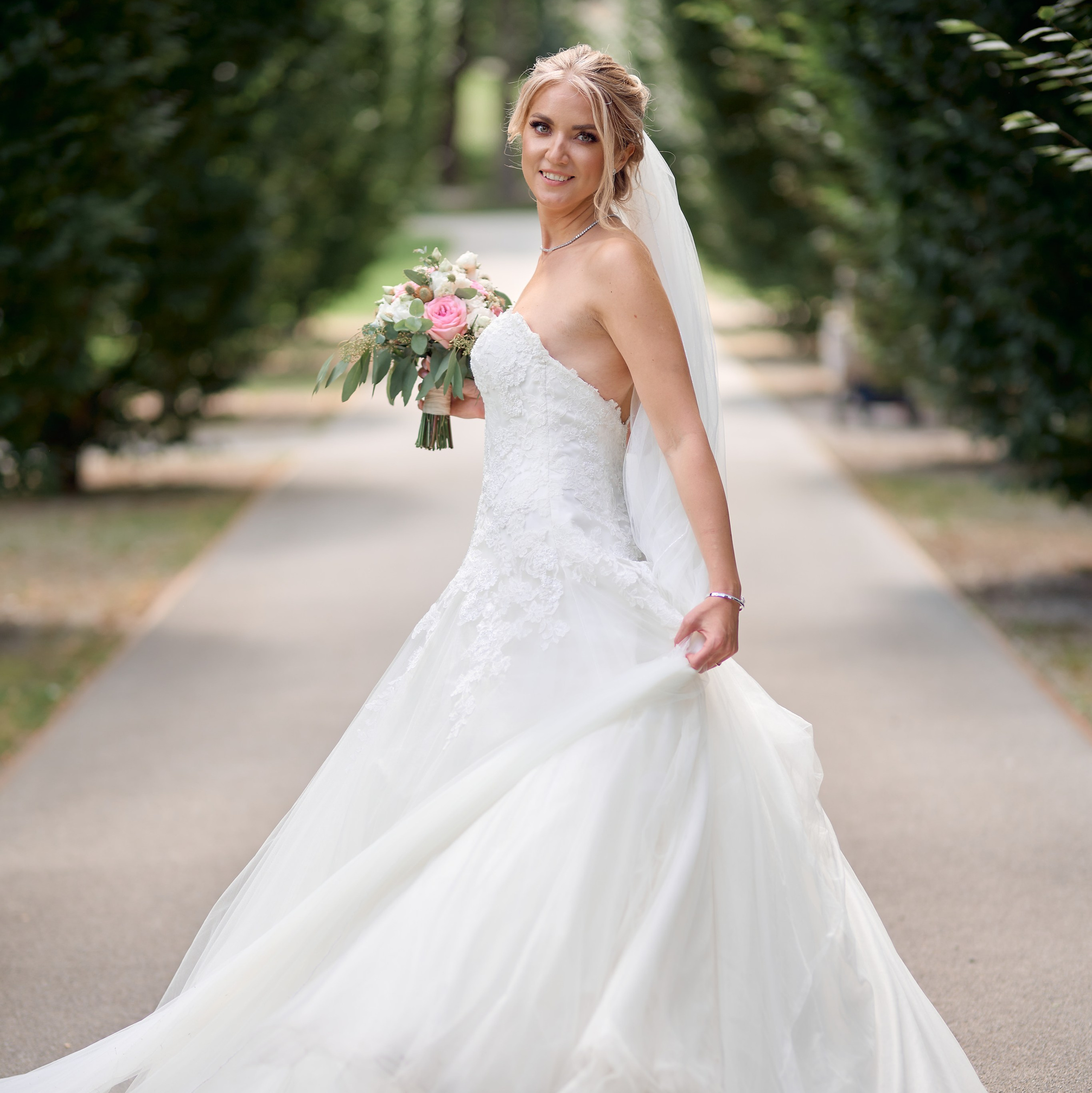 Strahlende Braut Viktoria im eleganten Hochzeitskleid beim Brautshooting in Karlsruhe, fotografiert von Hochzeitsfotograf Alex Fetter.