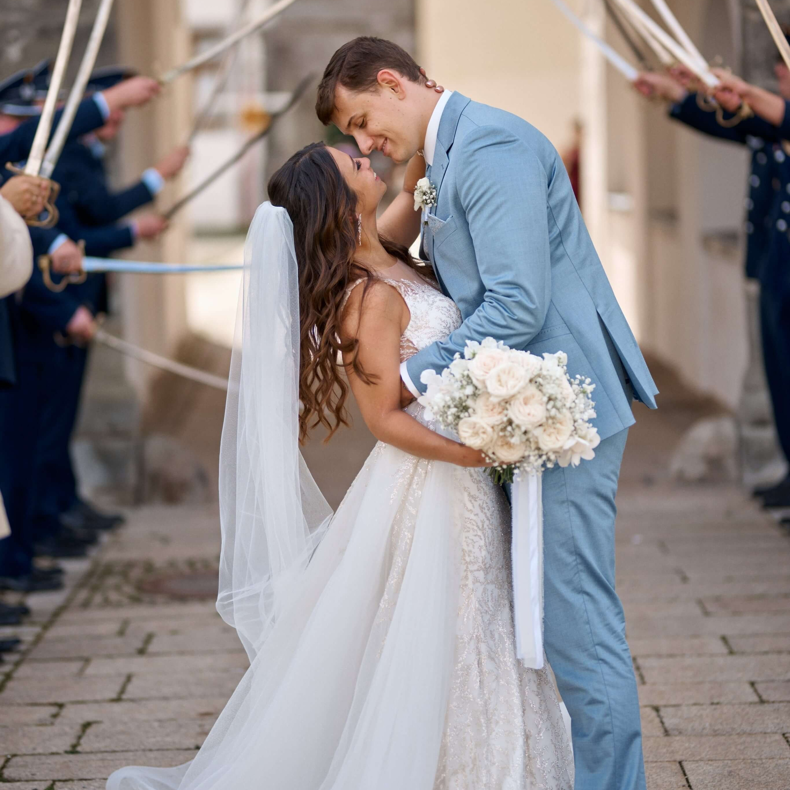 Alessandra & Nils sagen Ja im Schloss Messkirch – eine emotionale Hochzeit mit Ehrenbogen der Luftwaffe, festgehalten von Alex Fetter.