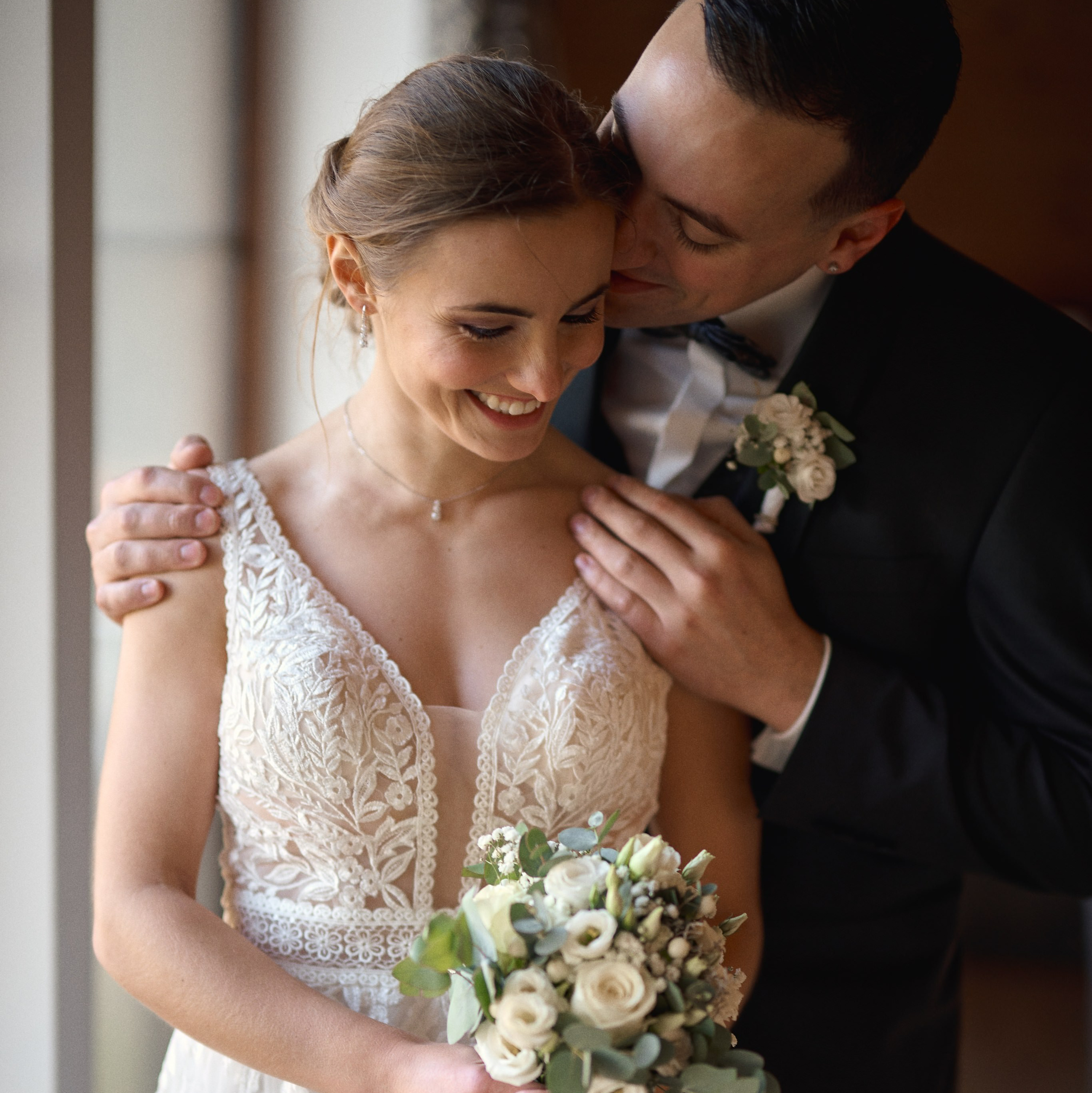 Emotionaler First Look auf Burg Straßberg: Jenny & Jonathon erleben ihren magischen Moment bei ihrer deutsch-amerikanischen Winterhochzeit.