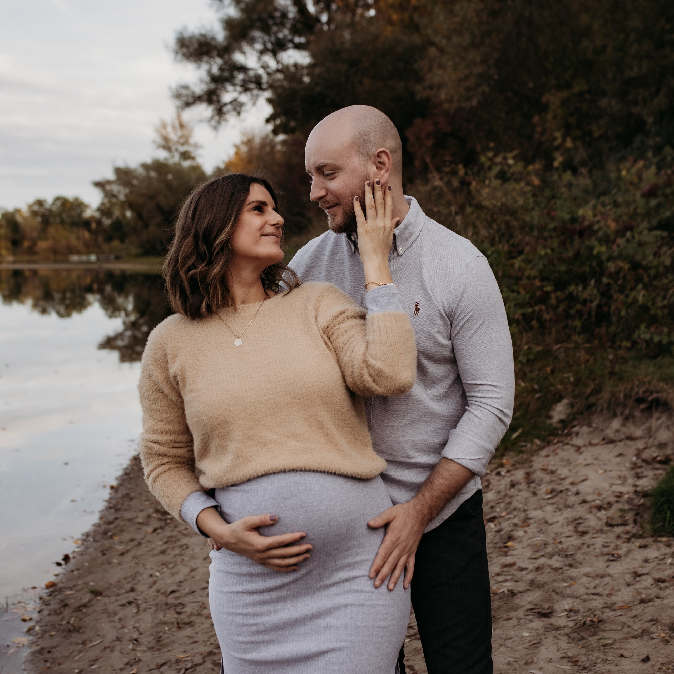 Neugeborenenshooting auf dem Arm von Papa mit schönen Babyfotos