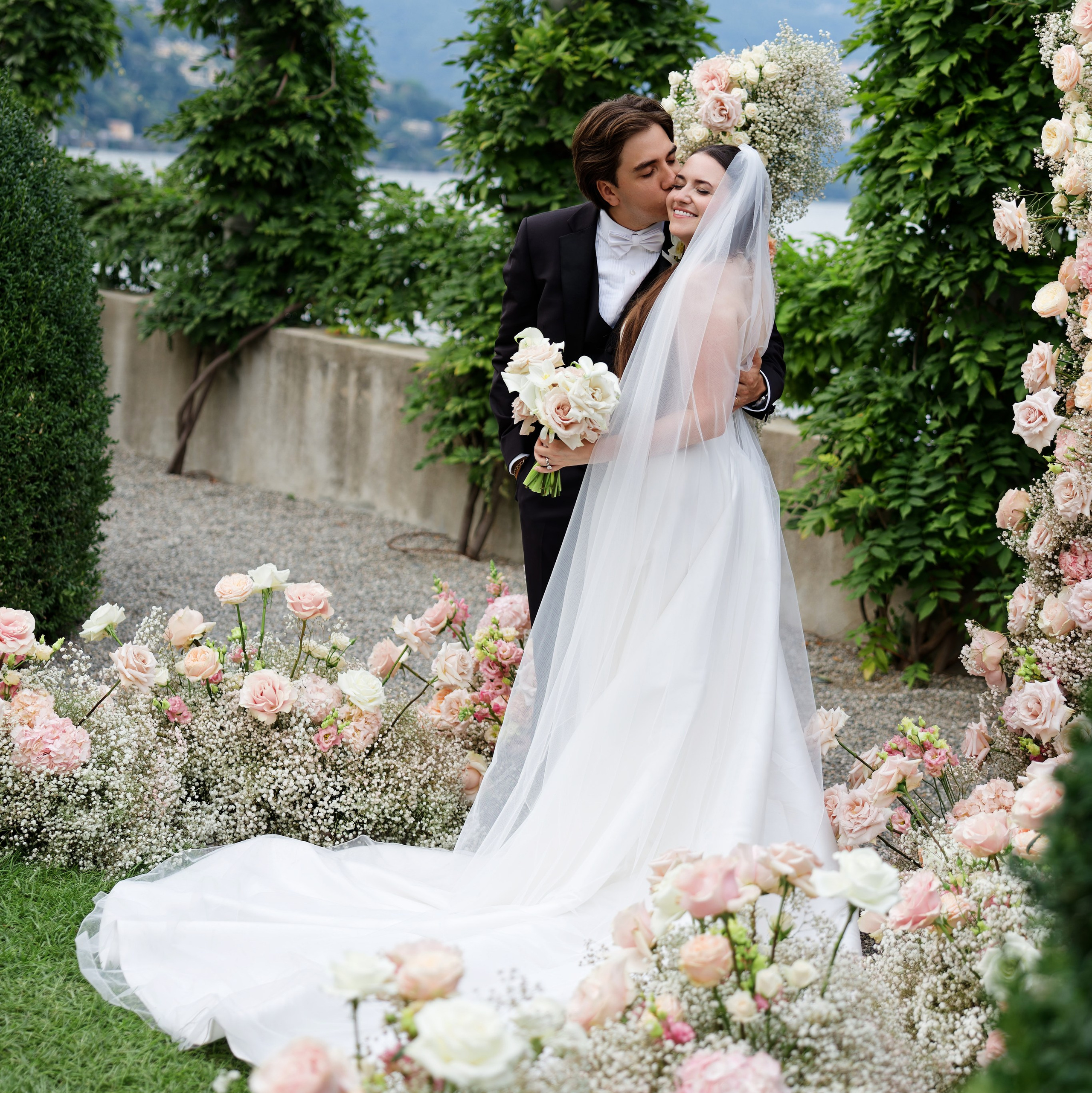 Ein Bräutigam umarmt seine wunderschöne Braut in weißem Kleid