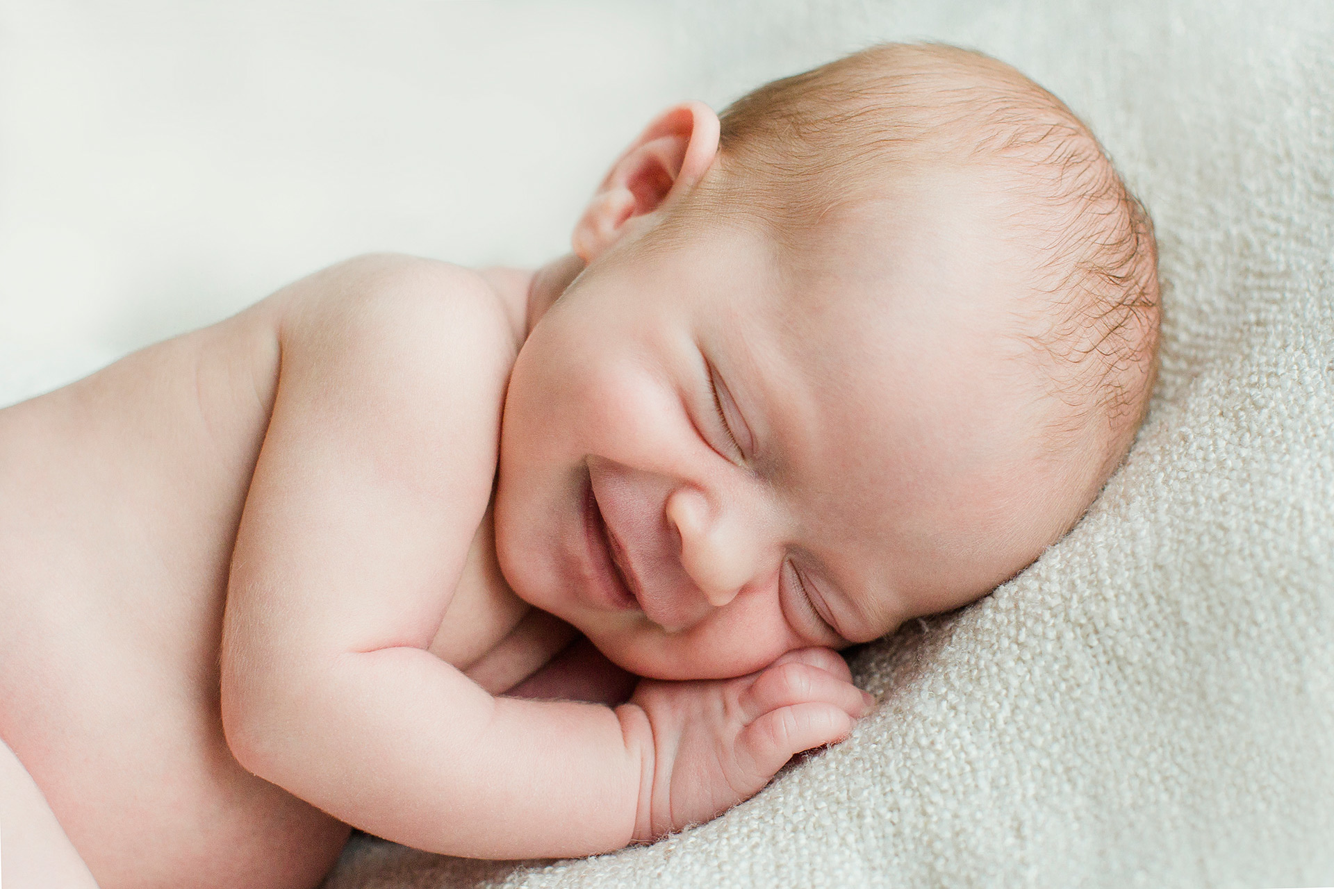 Newbornkuvaus asiakkaan kotona