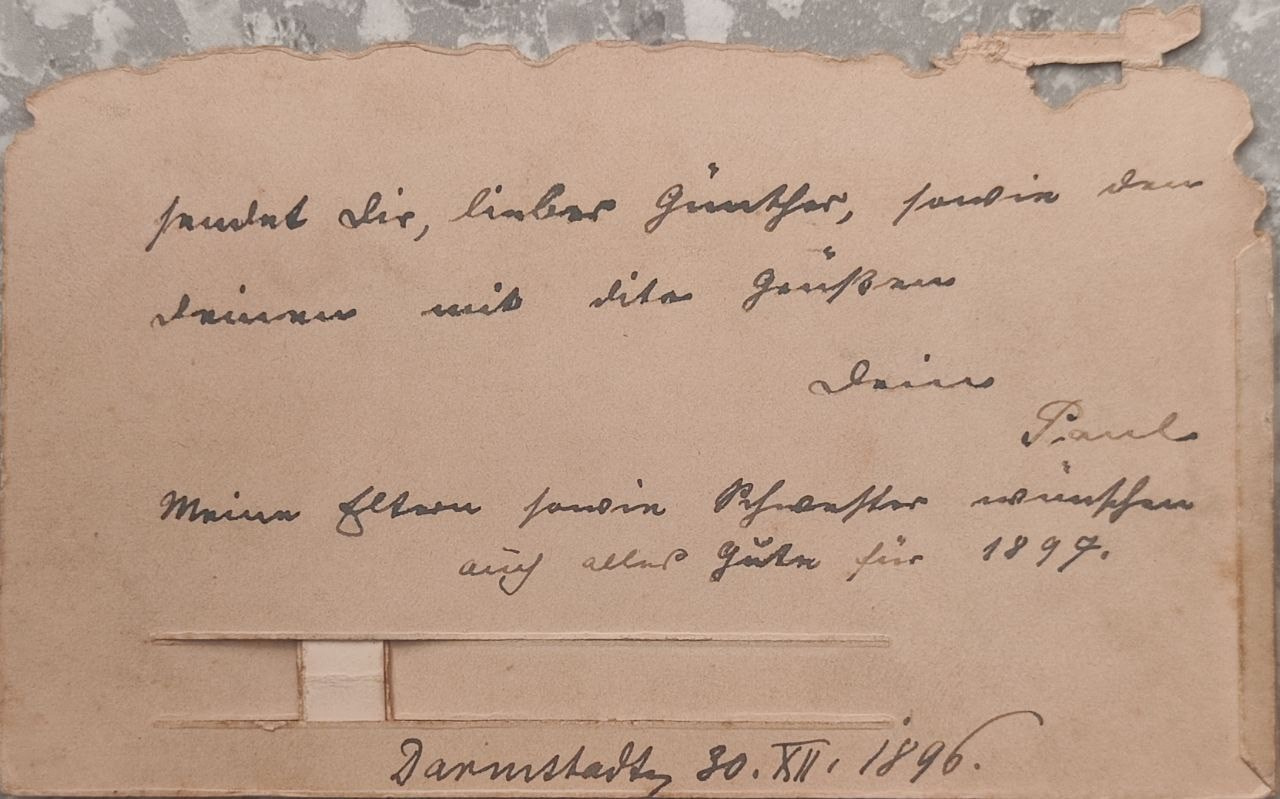 Stara pocztówka z animacją — mężczyzna na rowerze. Fotografka, kolekcjonerka starych pocztówek i twórczyni opowieści na styku przeszłości i życia osobistego. Irina Dainakova