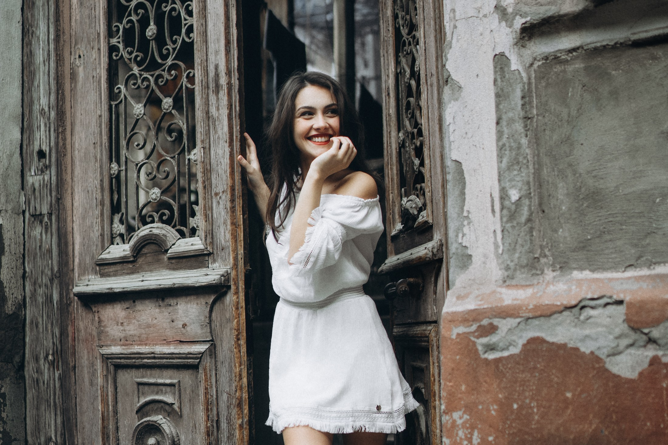 Женский портрет у старинной двери в белом платье — атмосферная портретная фотосессия, Дрезден