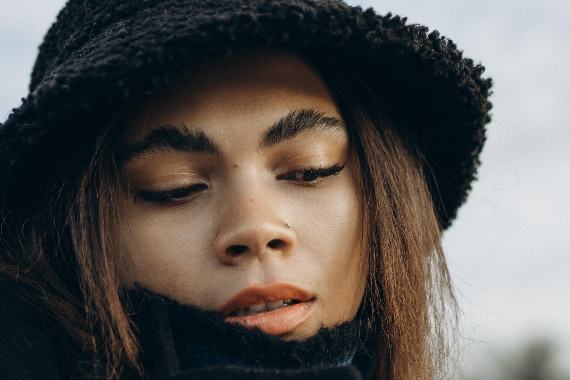 Женский портрет в шляпе с закрытыми глазами — атмосферная портретная фотография, Дрезден