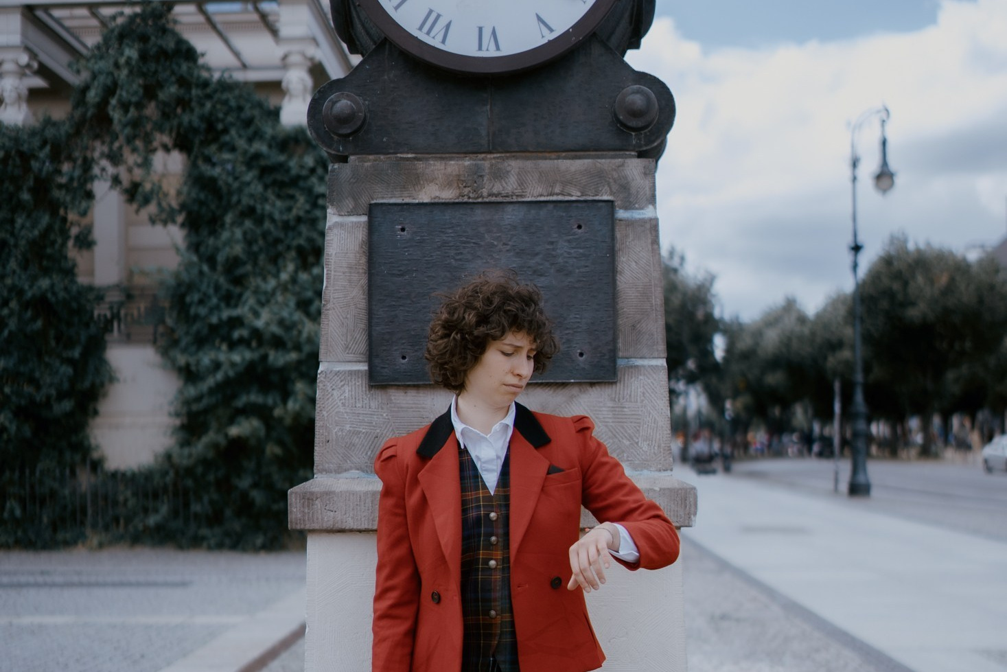 Девушка в красном пиджаке у старинных часов — городской портрет, фотосессия в Дрездене